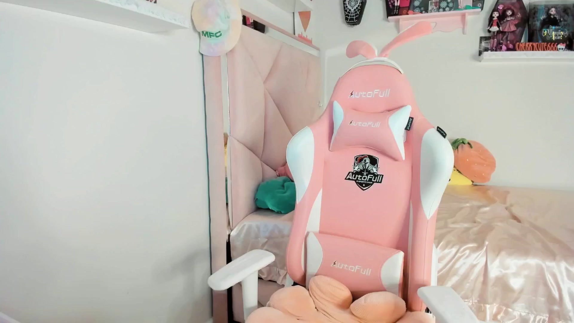 Gallery image thumbnail from Cherrycute666's myfreecams stream on, 06/01/2025, 23:30 image 1 of 20