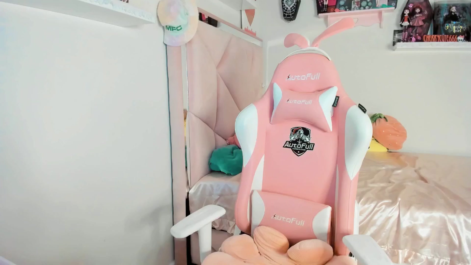Gallery image thumbnail from Cherrycute666's myfreecams stream on, 06/01/2025, 23:30 image 2 of 20