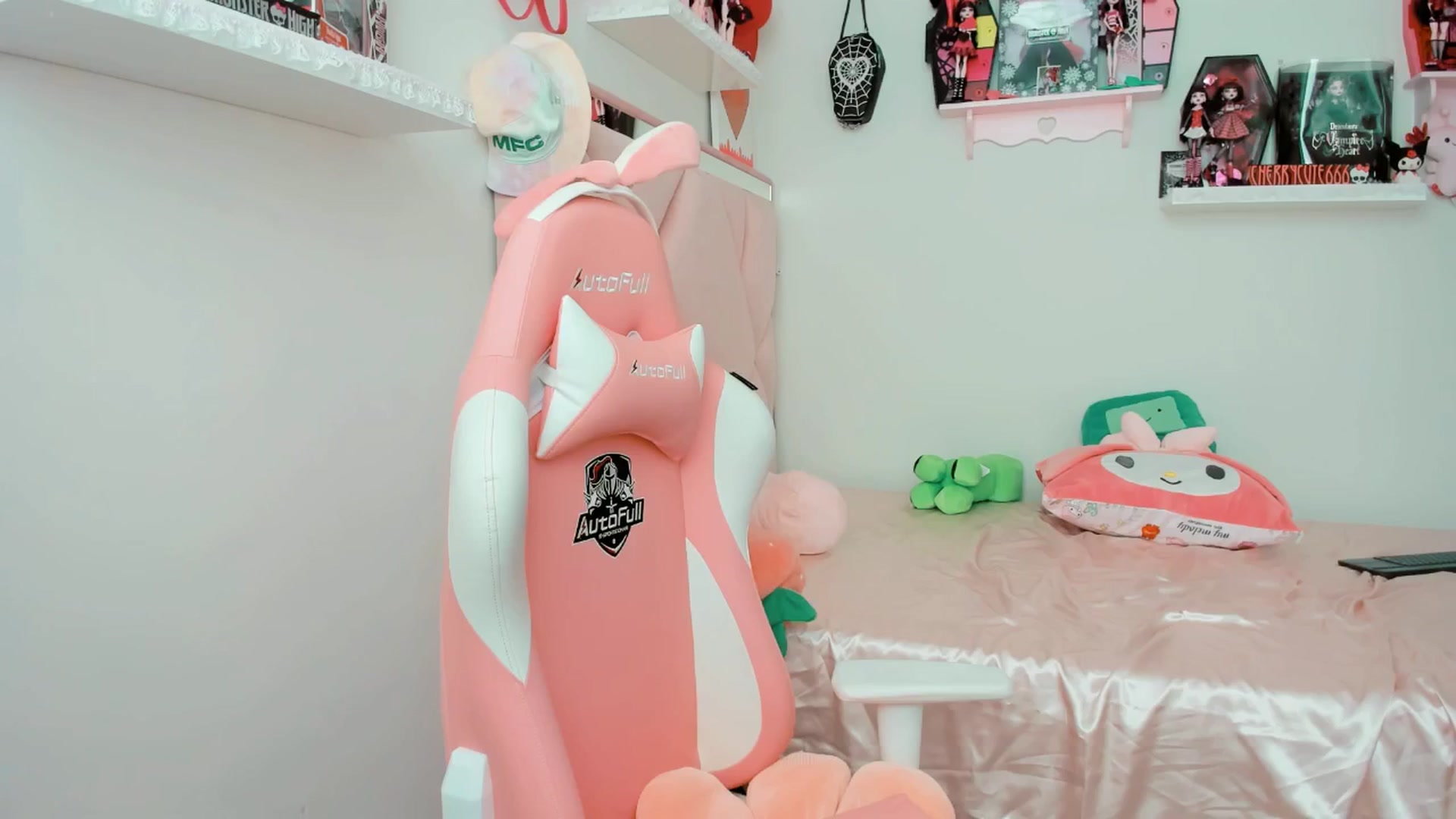 Gallery image thumbnail from Cherrycute666's myfreecams stream on, 06/03/2025, 20:16 image 6 of 20