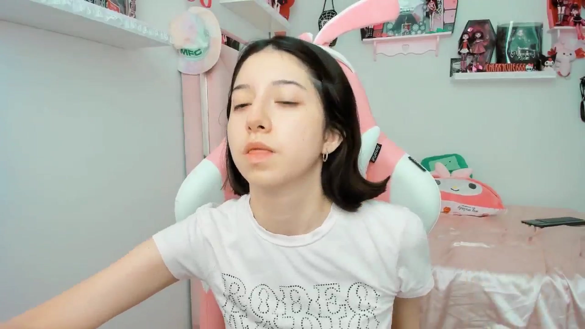 Gallery image thumbnail from Cherrycute666's myfreecams stream on, 06/03/2025, 20:16 image 2 of 20
