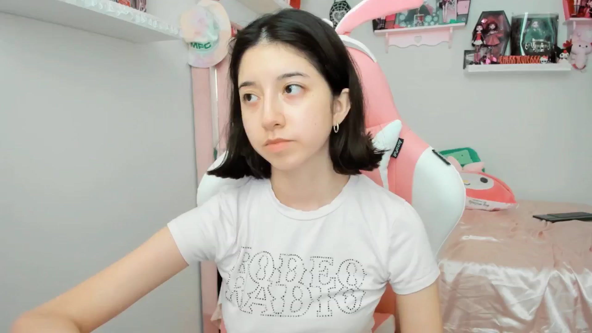 Gallery image thumbnail from Cherrycute666's myfreecams stream on, 06/03/2025, 23:17 image 8 of 20