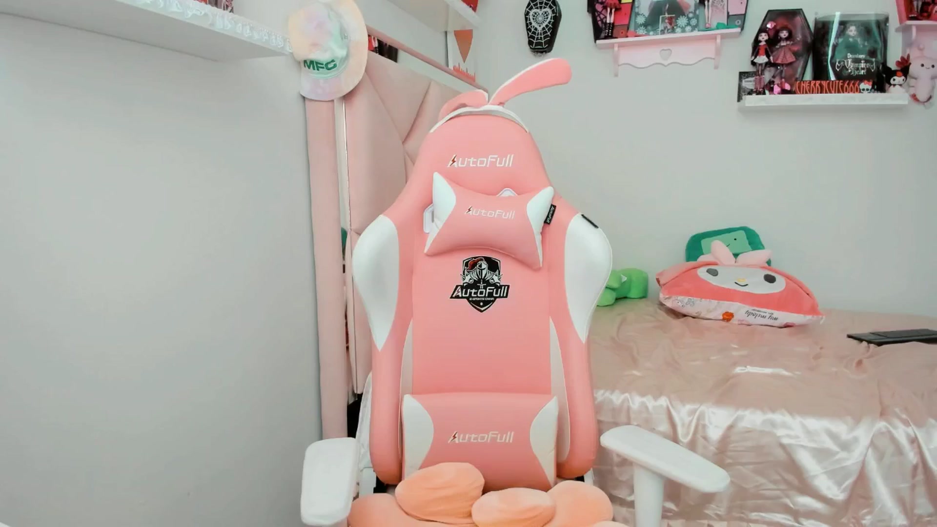 Gallery image thumbnail from Cherrycute666's myfreecams stream on, 06/03/2025, 23:17 image 13 of 20