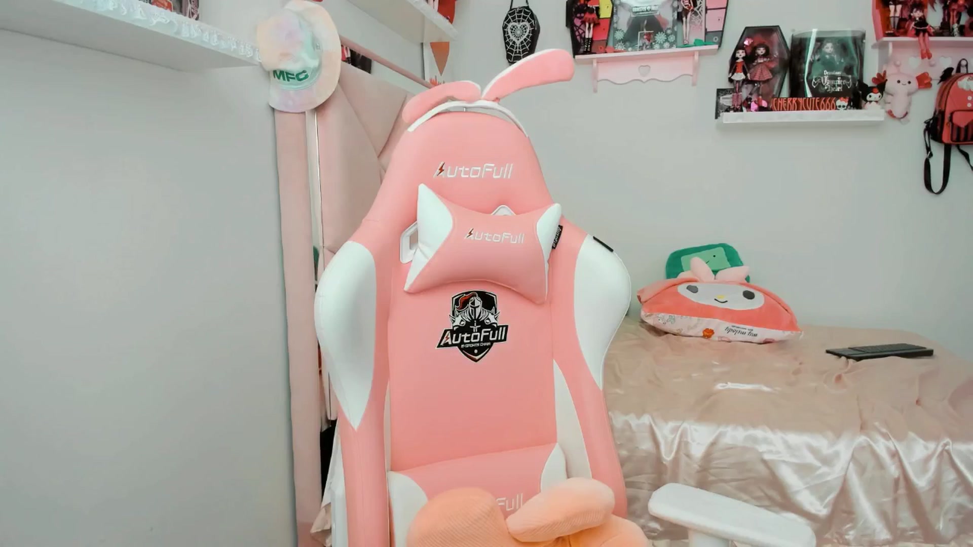 Gallery image thumbnail from Cherrycute666's myfreecams stream on, 06/03/2025, 23:17 image 5 of 20