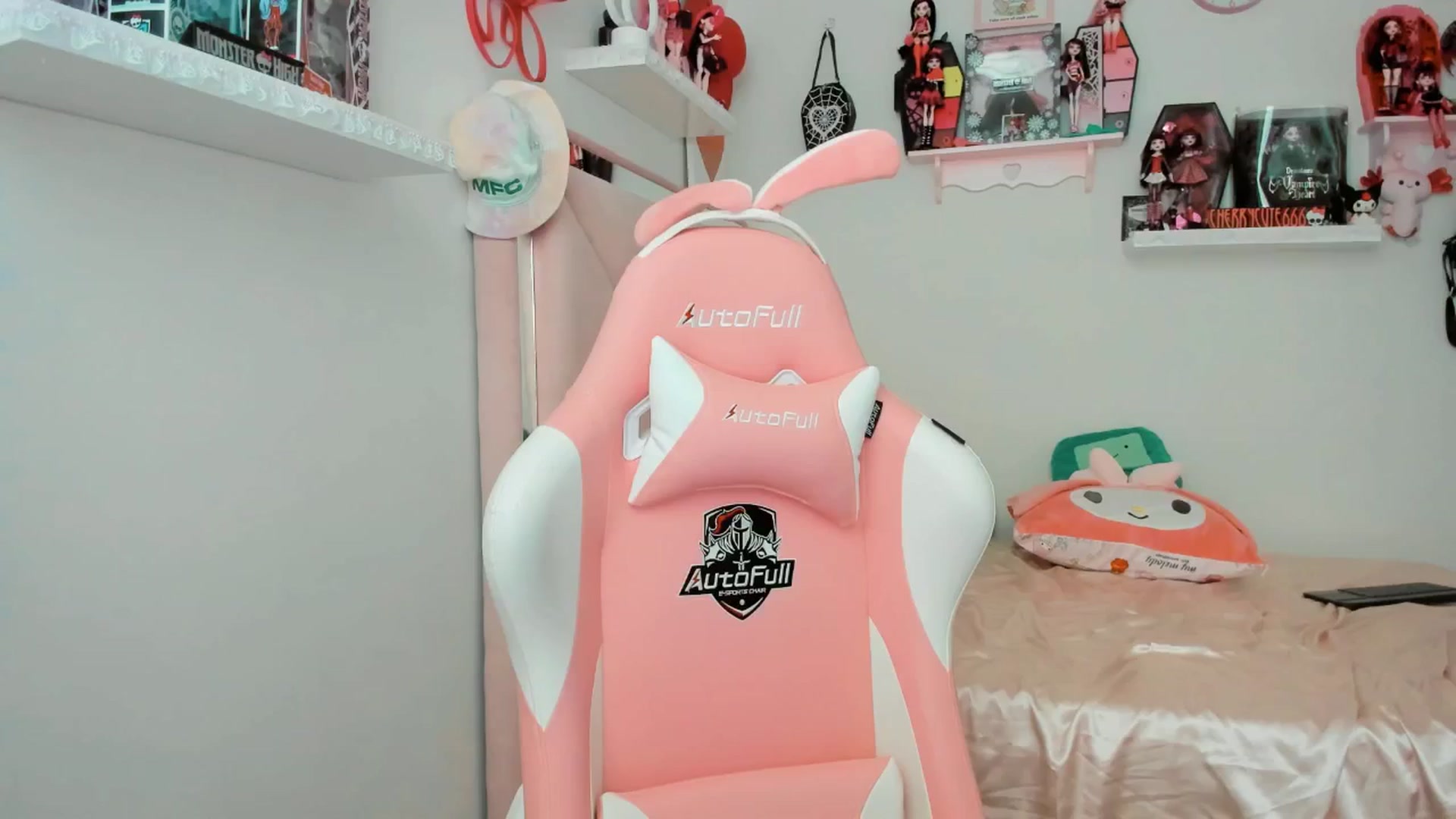 Gallery image thumbnail from Cherrycute666's myfreecams stream on, 06/03/2025, 23:17 image 18 of 20