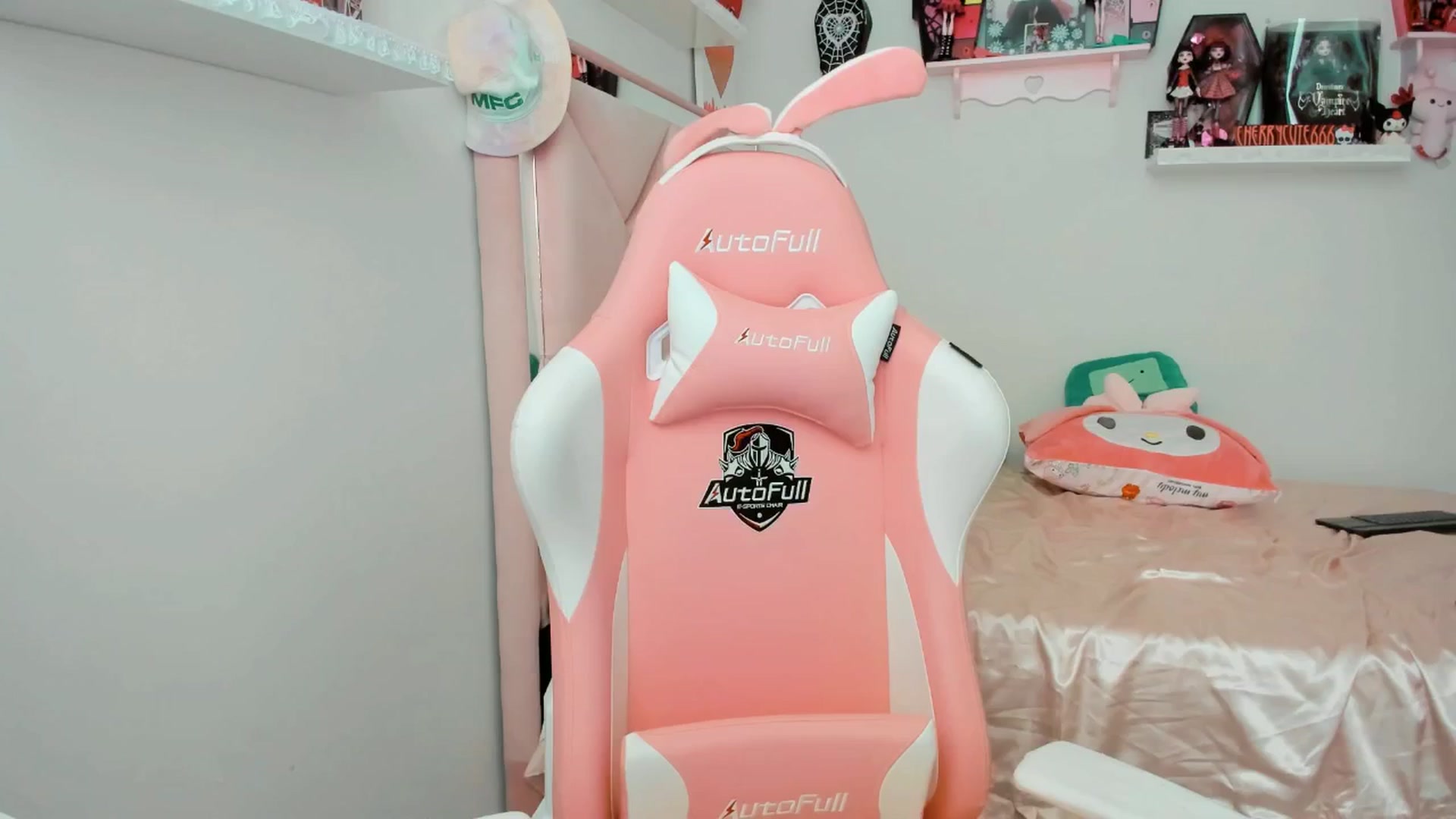 Gallery image thumbnail from Cherrycute666's myfreecams stream on, 06/03/2025, 23:17 image 15 of 20