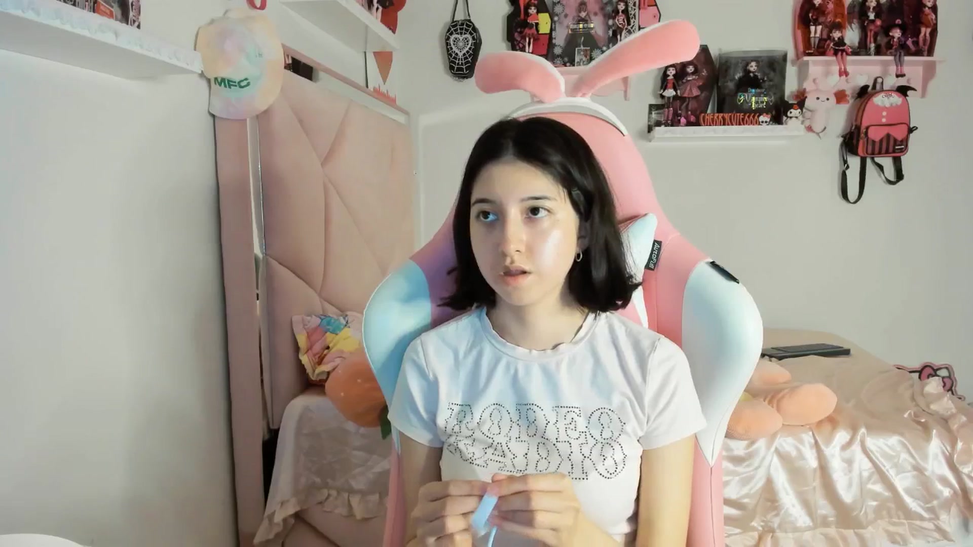 Gallery image thumbnail from Cherrycute666's myfreecams stream on, 06/04/2025, 02:10 image 13 of 20