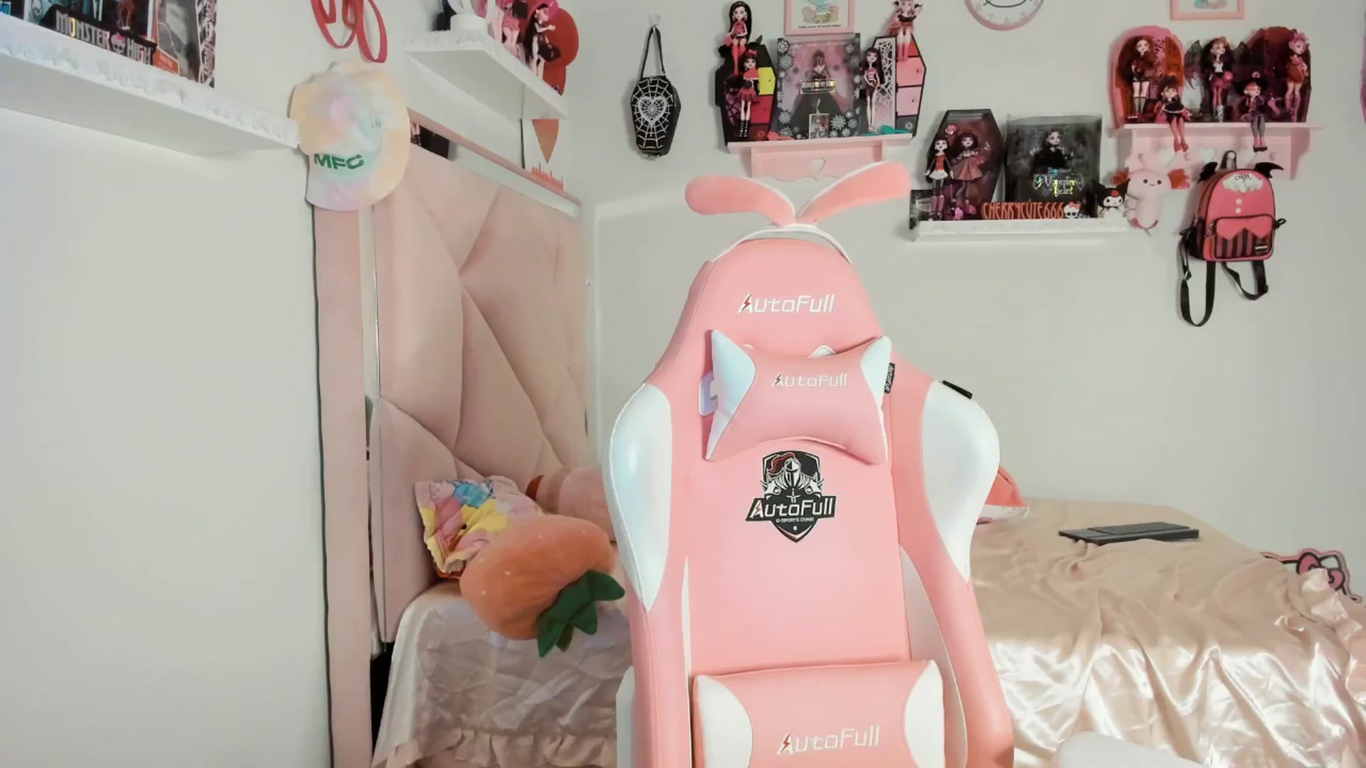 Gallery image thumbnail from Cherrycute666's myfreecams stream on, 06/04/2025, 02:10 image 5 of 20