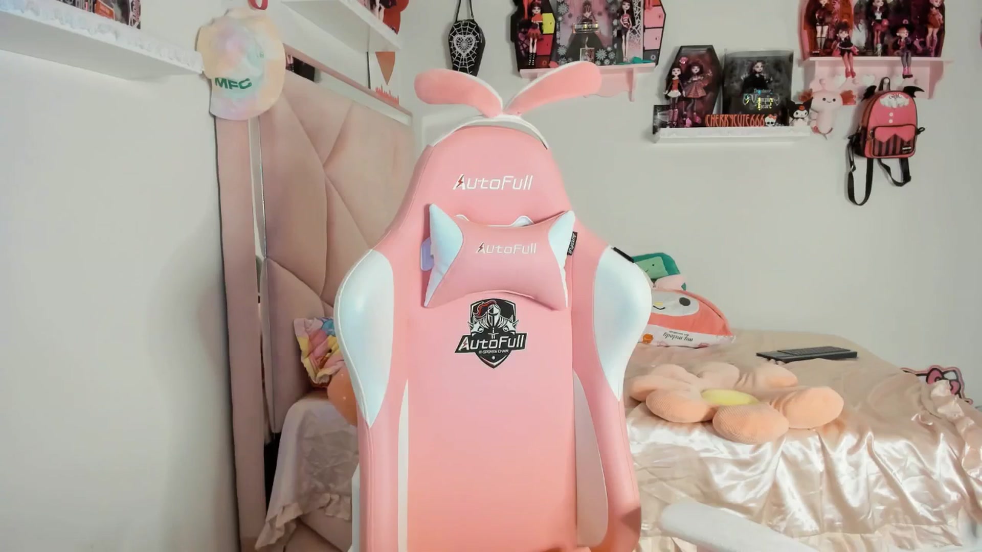 Gallery image thumbnail from Cherrycute666's myfreecams stream on, 06/04/2025, 02:10 image 17 of 20