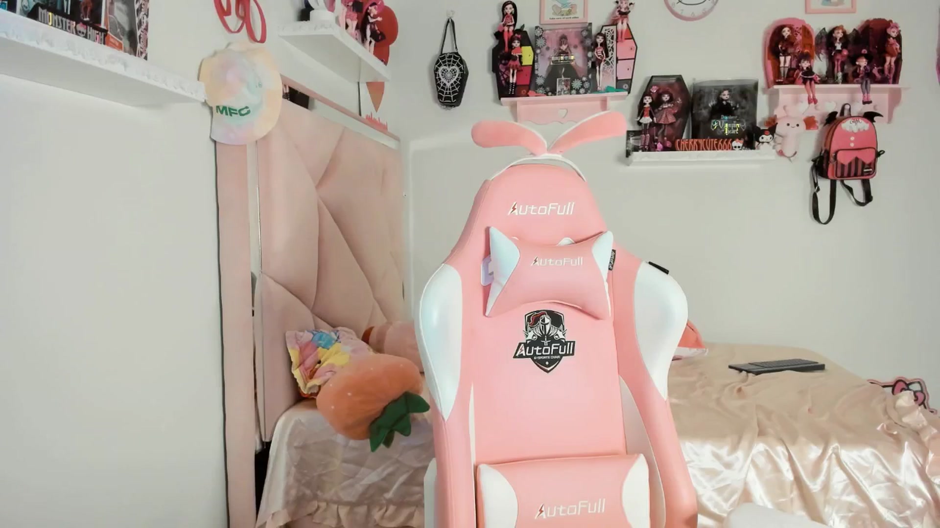 Gallery image thumbnail from Cherrycute666's myfreecams stream on, 06/04/2025, 02:10 image 4 of 20