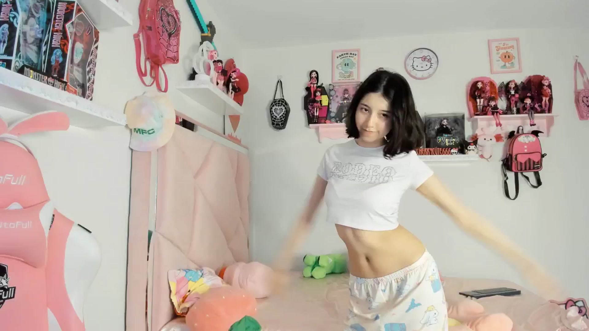 Gallery image thumbnail from Cherrycute666's myfreecams stream on, 06/04/2025, 03:18 image 2 of 20