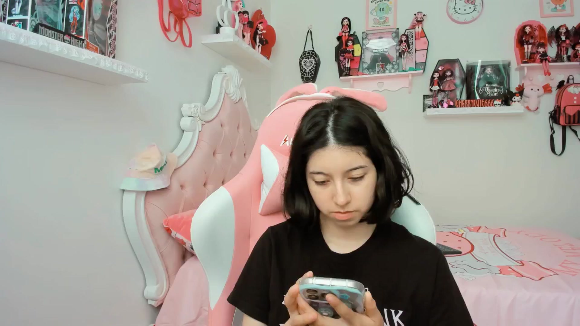 Gallery image thumbnail from Cherrycute666's myfreecams stream on, 06/05/2025, 18:04 image 12 of 20