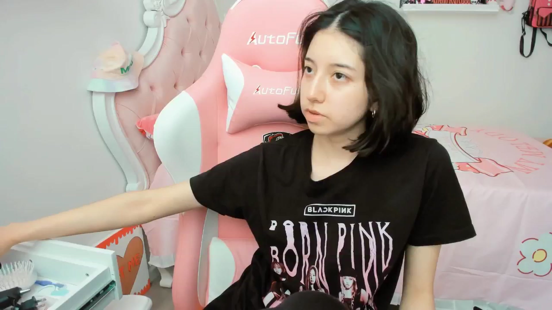 Gallery image thumbnail from Cherrycute666's myfreecams stream on, 06/05/2025, 19:03 image 12 of 20