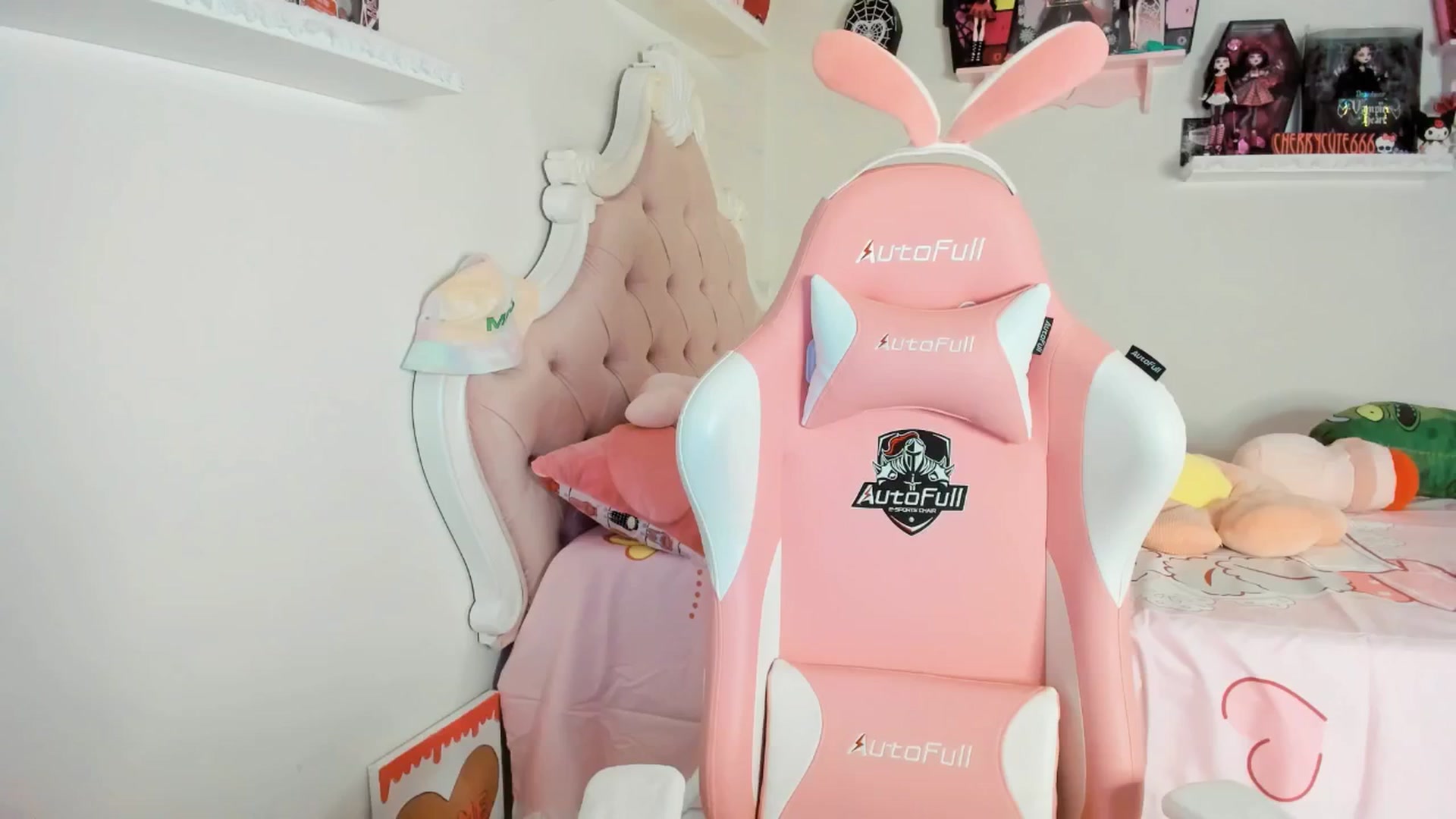 Gallery image thumbnail from Cherrycute666's myfreecams stream on, 06/06/2025, 05:48 image 16 of 20