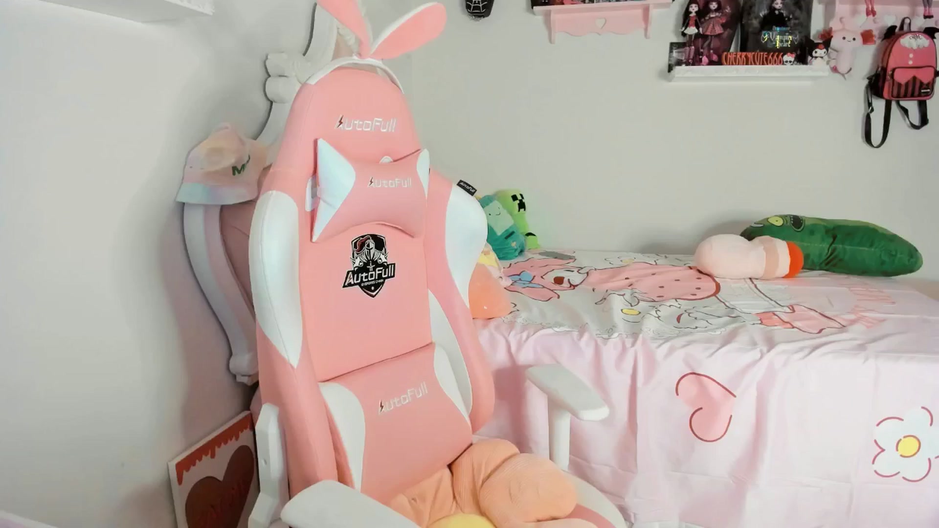 Gallery image thumbnail from Cherrycute666's myfreecams stream on, 06/06/2025, 05:48 image 4 of 20