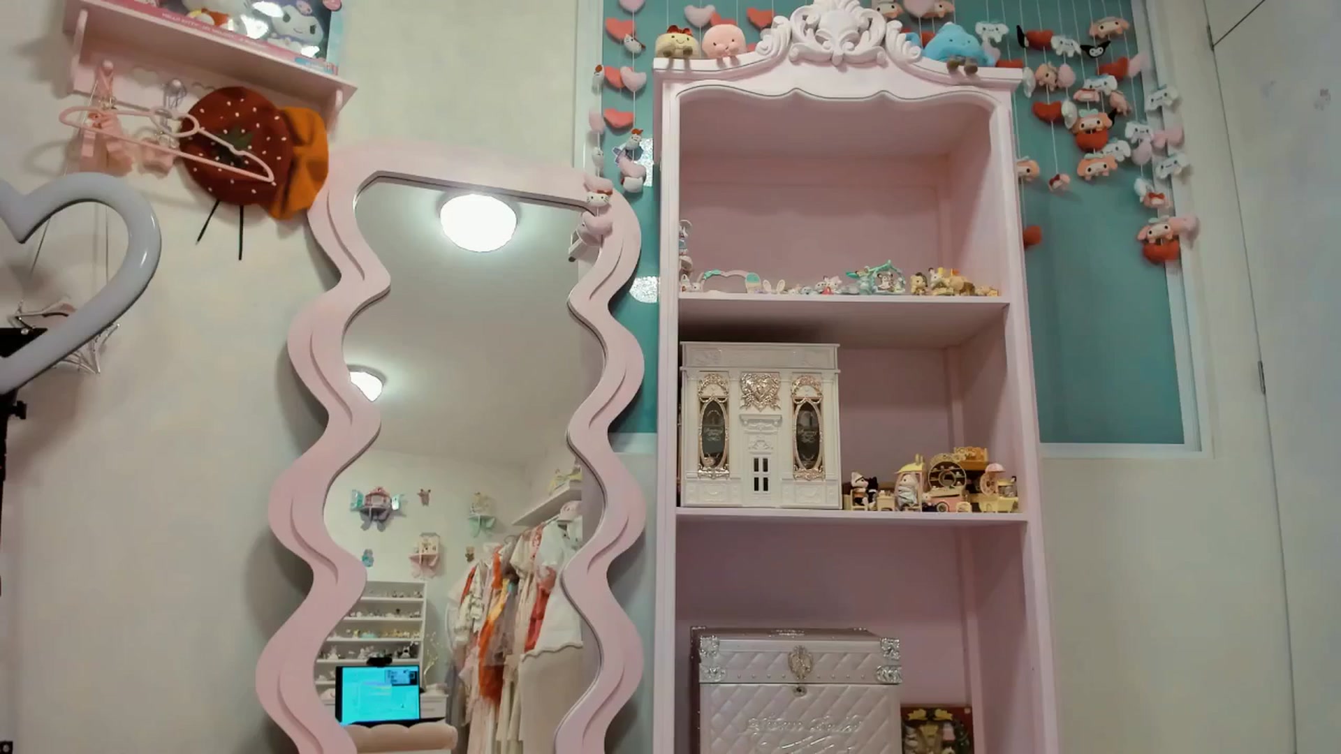 Gallery image thumbnail from Cherrycute666's myfreecams stream on, 06/06/2025, 05:48 image 13 of 20