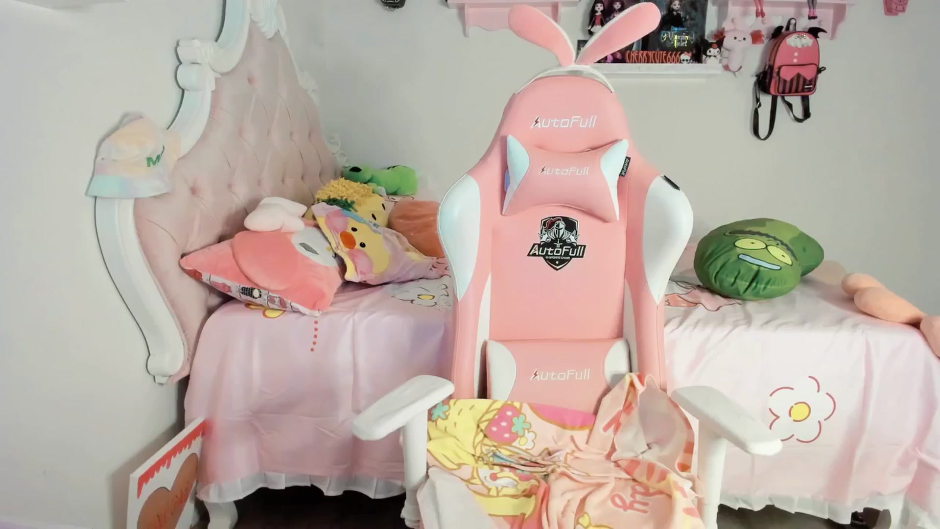 Gallery image thumbnail from Cherrycute666's myfreecams stream on, 06/07/2025, 01:44 image 6 of 20