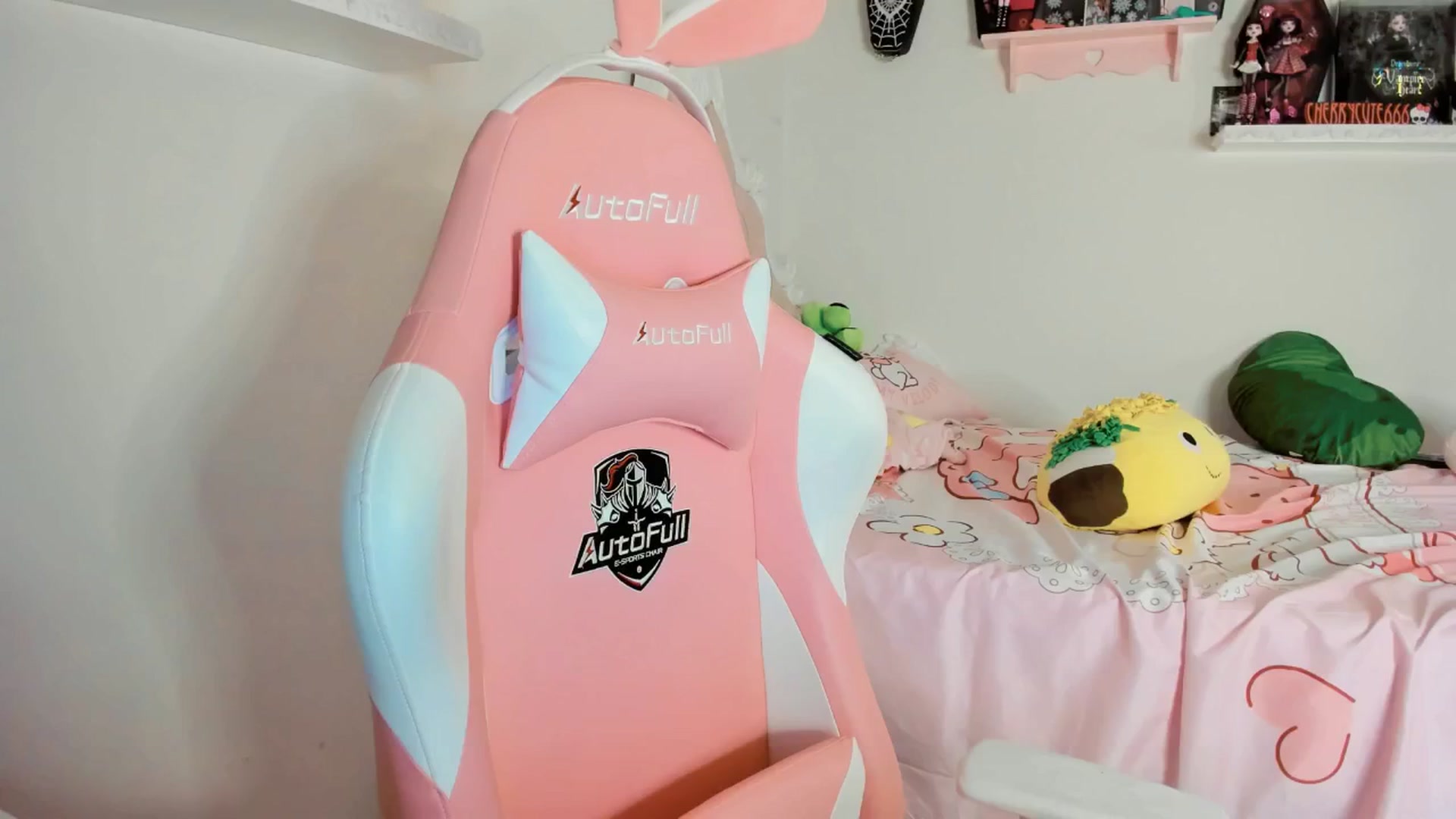 Gallery image thumbnail from Cherrycute666's myfreecams stream on, 06/07/2025, 06:42 image 15 of 20