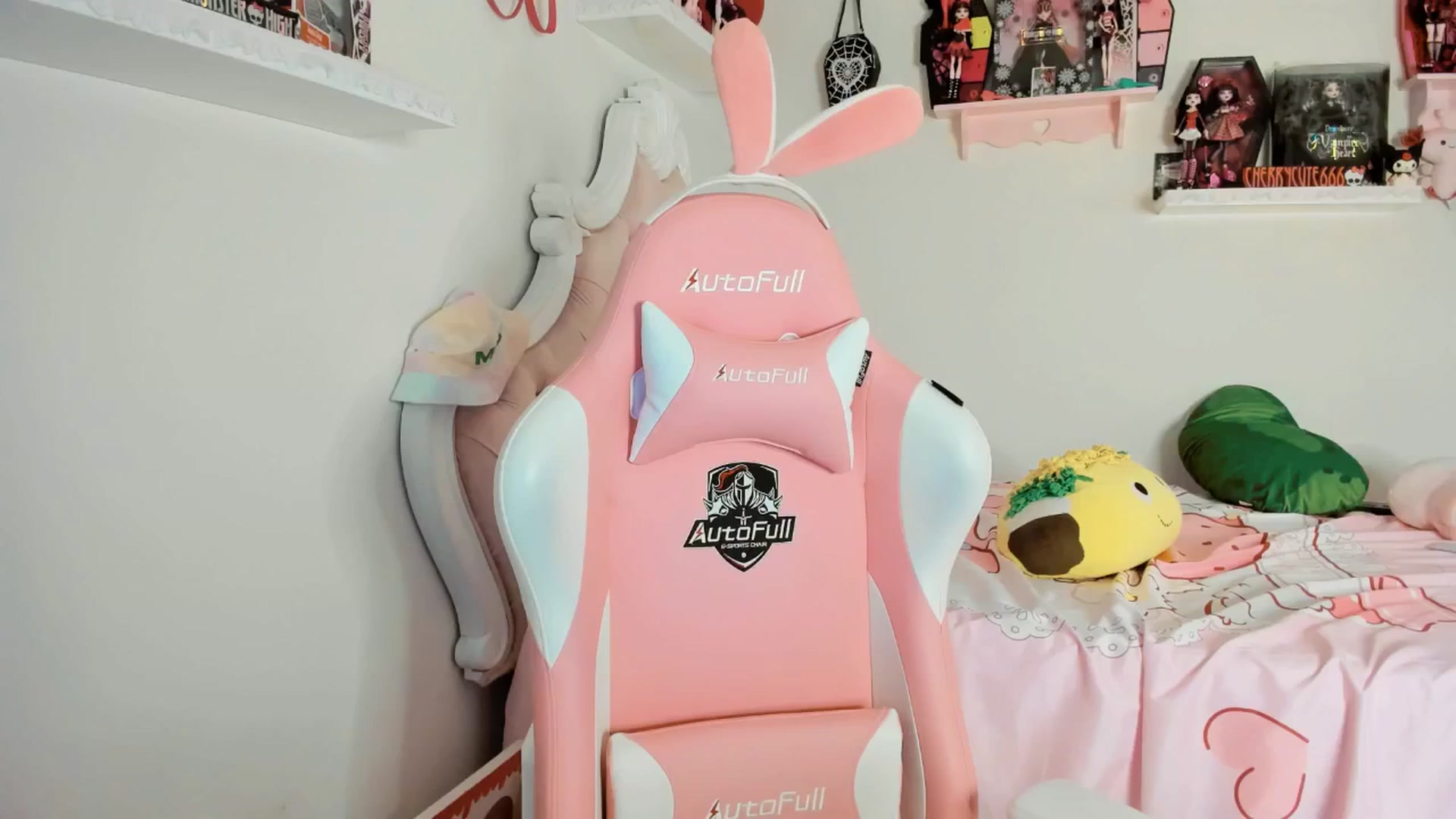 Gallery image thumbnail from Cherrycute666's myfreecams stream on, 06/07/2025, 06:42 image 6 of 20