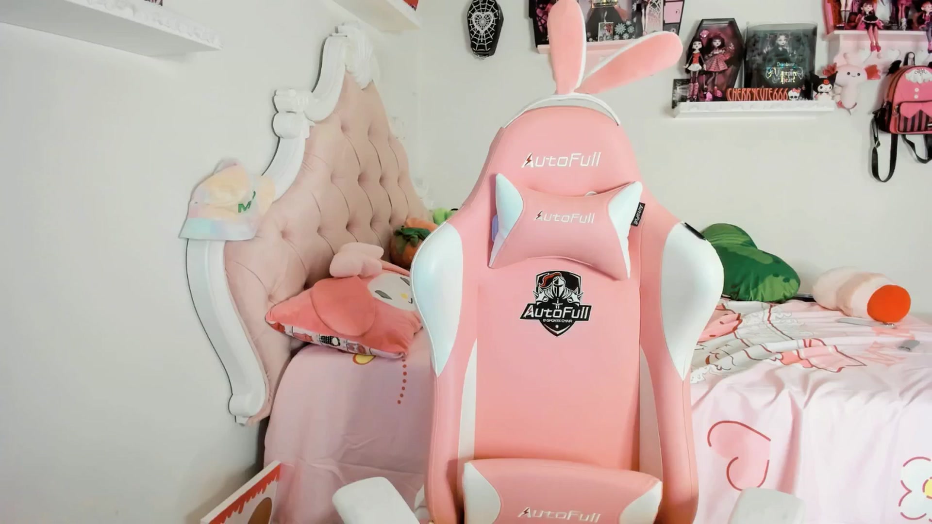 Gallery image thumbnail from Cherrycute666's myfreecams stream on, 06/07/2025, 07:50 image 14 of 20