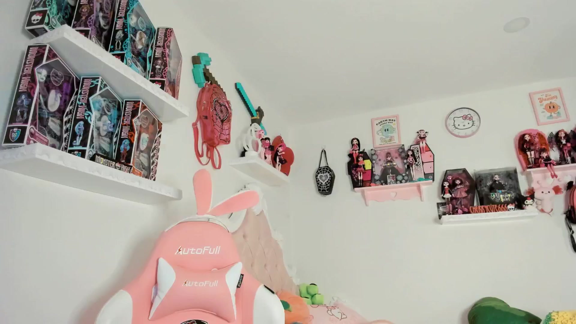 Gallery image thumbnail from Cherrycute666's myfreecams stream on, 06/09/2025, 06:22 image 1 of 20
