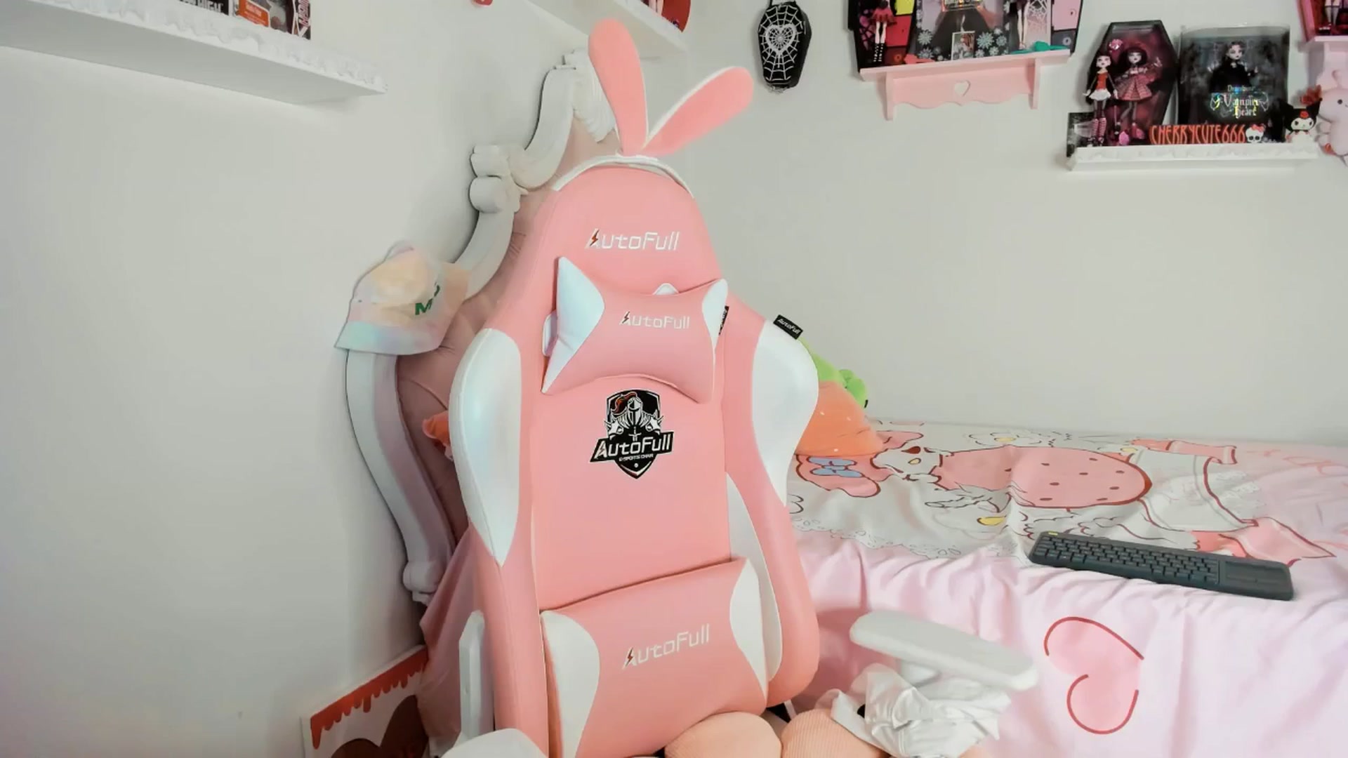 Gallery image thumbnail from Cherrycute666's myfreecams stream on, 06/11/2025, 03:20 image 10 of 20