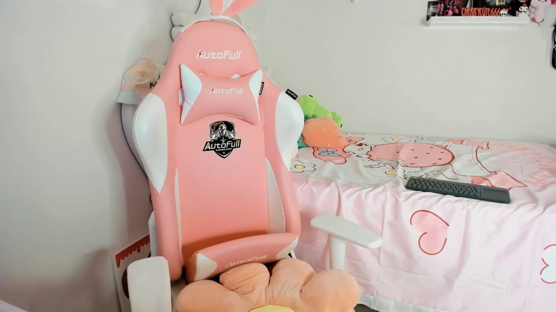 Gallery image thumbnail from Cherrycute666's myfreecams stream on, 06/11/2025, 04:35 image 7 of 20