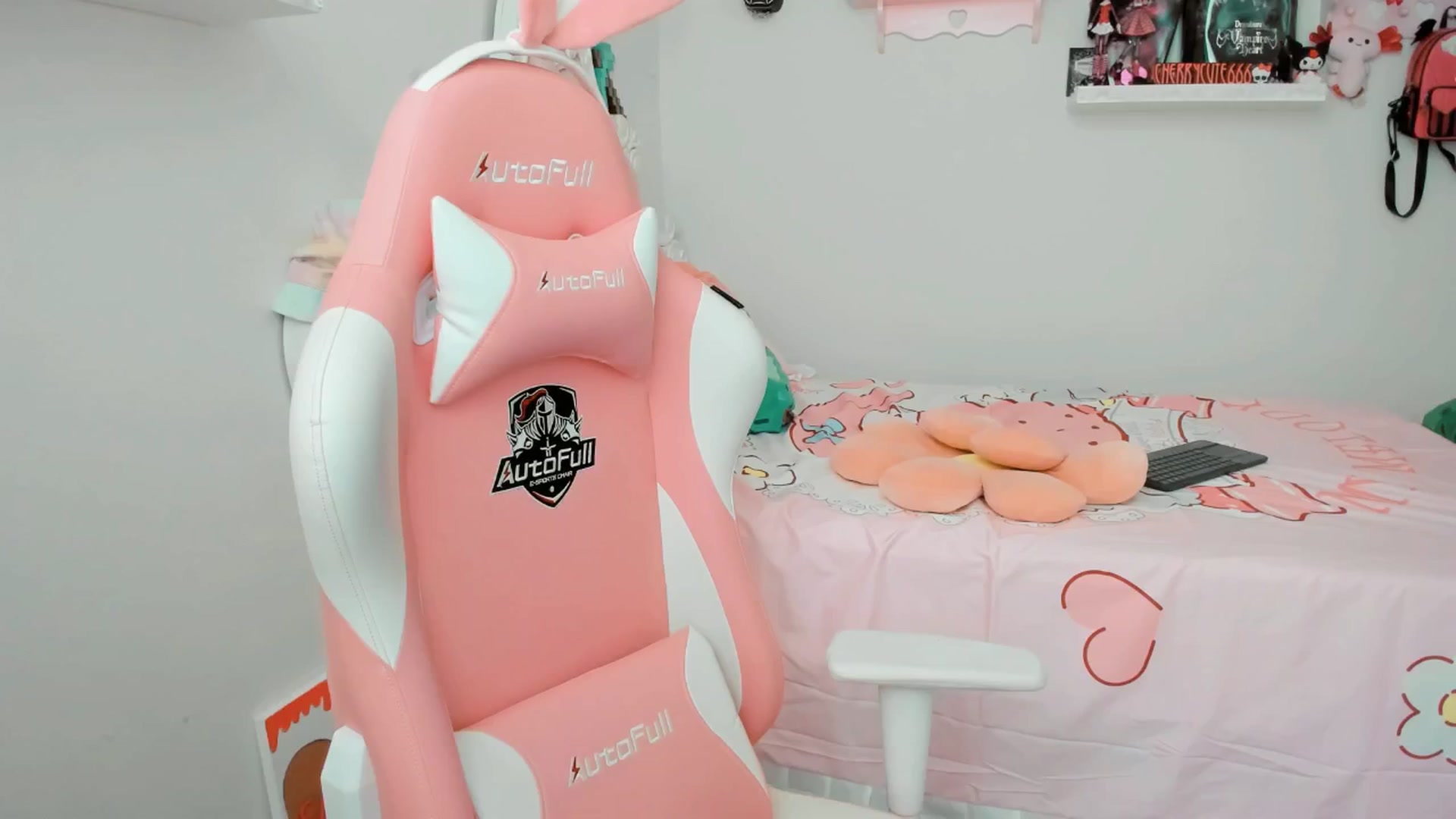 Gallery image thumbnail from Cherrycute666's myfreecams stream on, 06/12/2025, 22:05 image 18 of 20