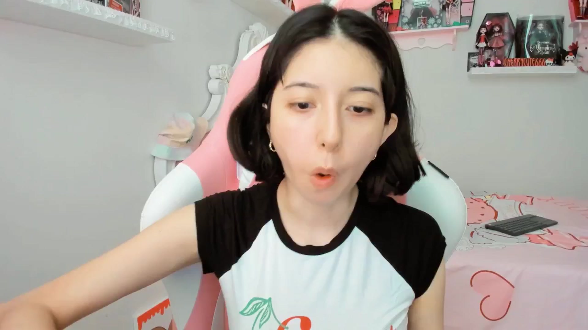 Gallery image thumbnail from Cherrycute666's myfreecams stream on, 06/12/2025, 22:05 image 3 of 20