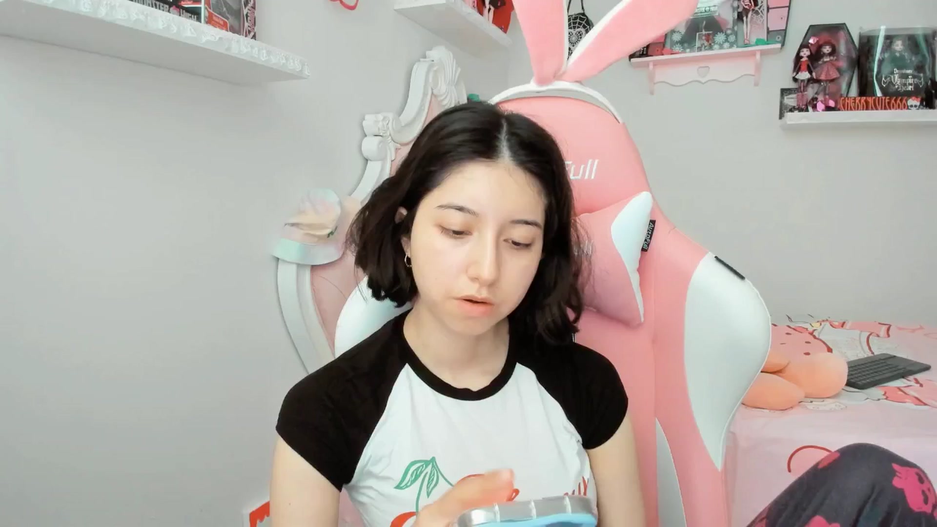 Gallery image thumbnail from Cherrycute666's myfreecams stream on, 06/12/2025, 22:05 image 14 of 20
