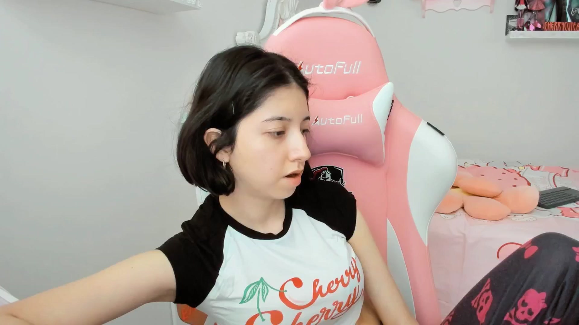 Gallery image thumbnail from Cherrycute666's myfreecams stream on, 06/12/2025, 22:05 image 16 of 20