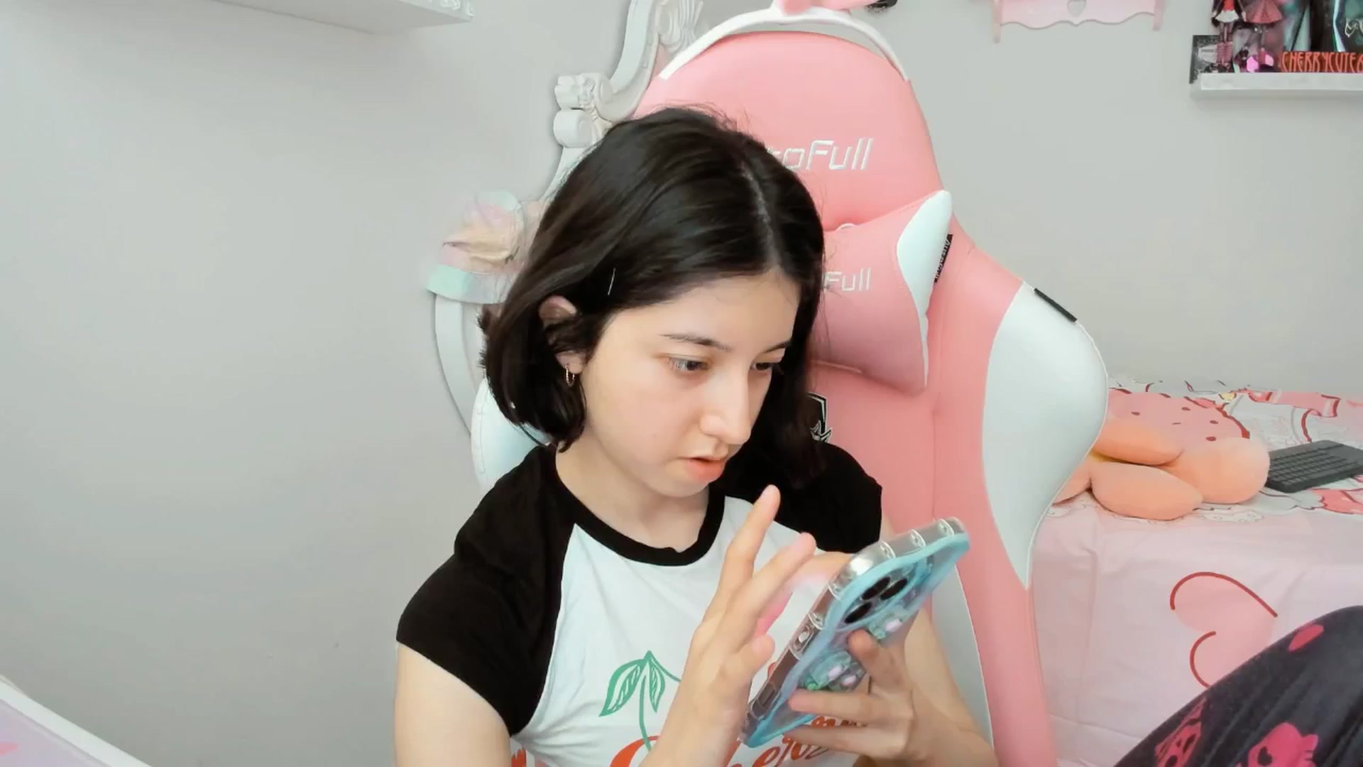 Gallery image thumbnail from Cherrycute666's myfreecams stream on, 06/12/2025, 22:05 image 17 of 20