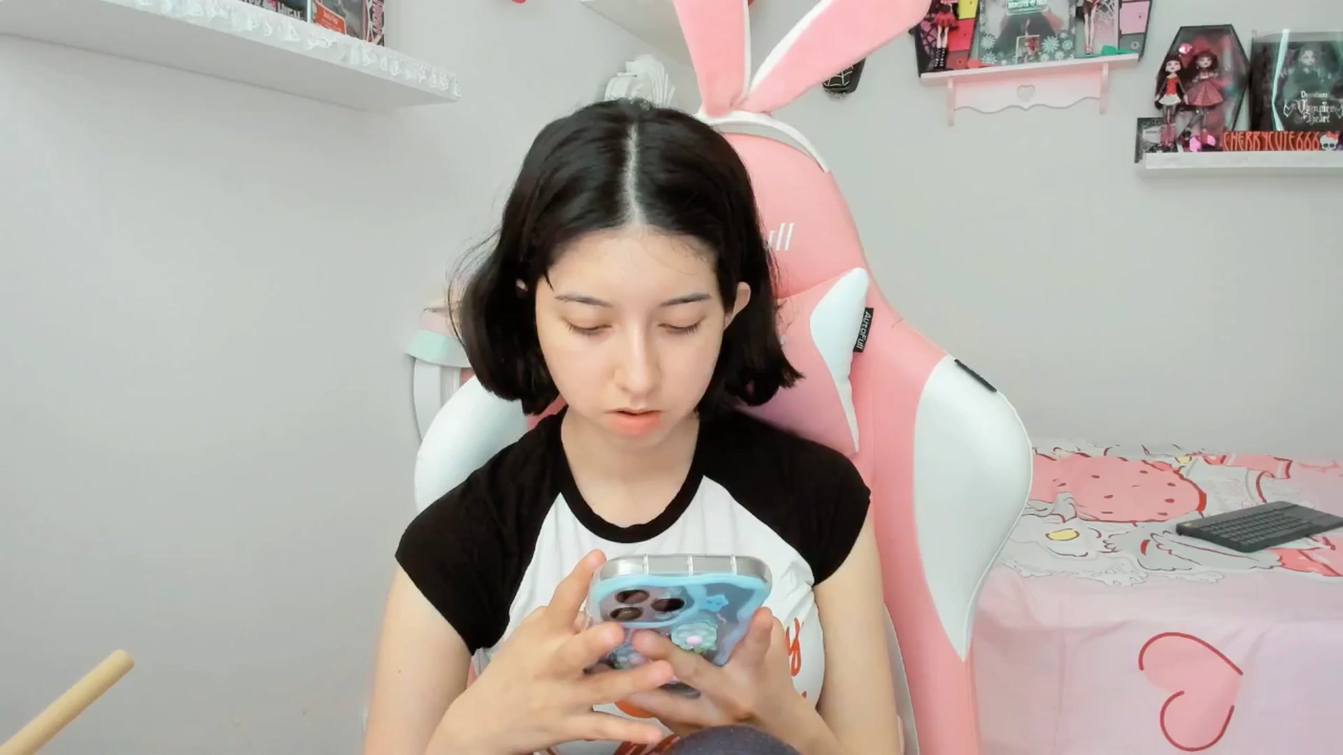 Gallery image thumbnail from Cherrycute666's myfreecams stream on, 06/12/2025, 22:05 image 4 of 20