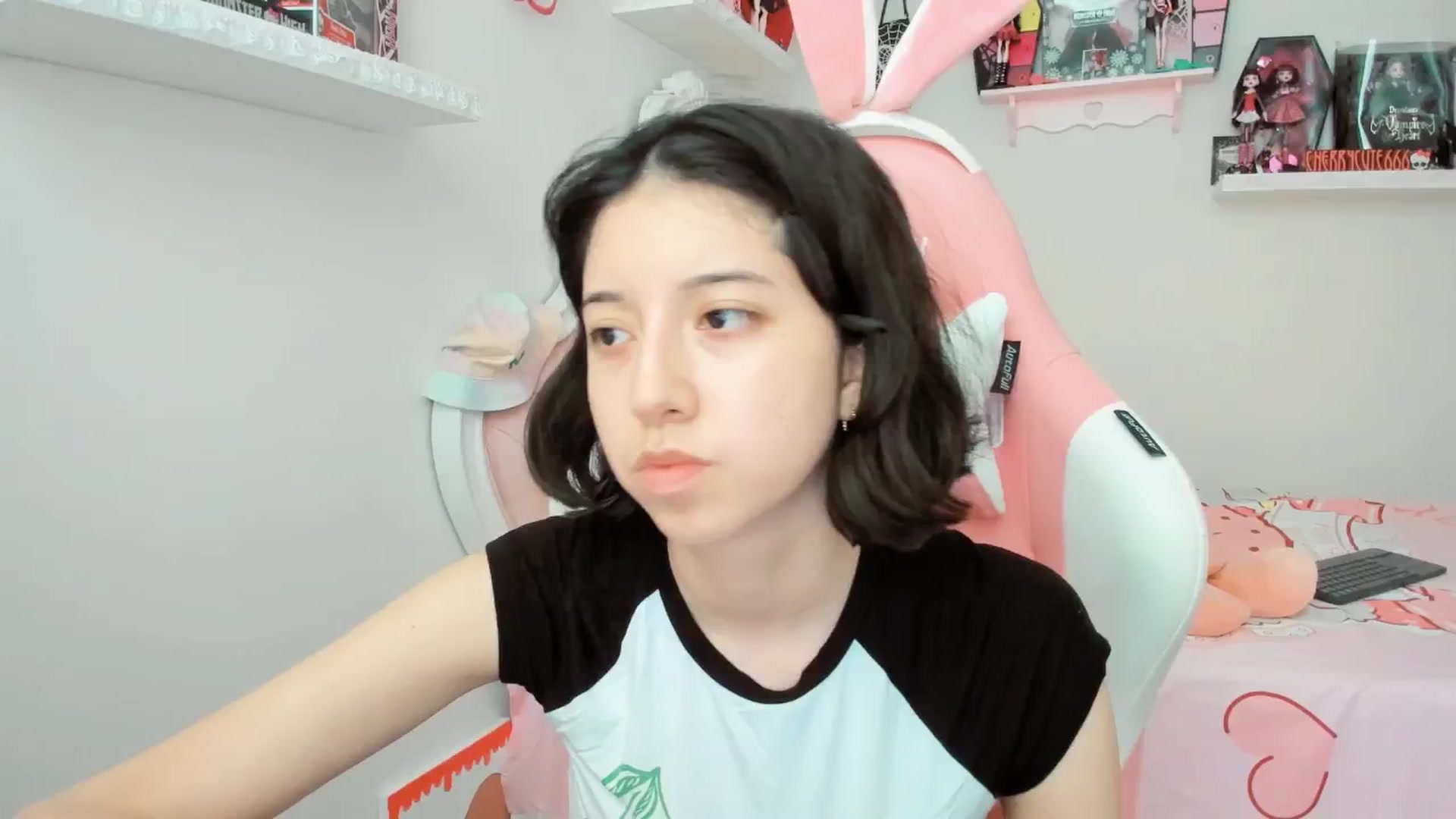 Gallery image thumbnail from Cherrycute666's myfreecams stream on, 06/12/2025, 22:05 image 12 of 20