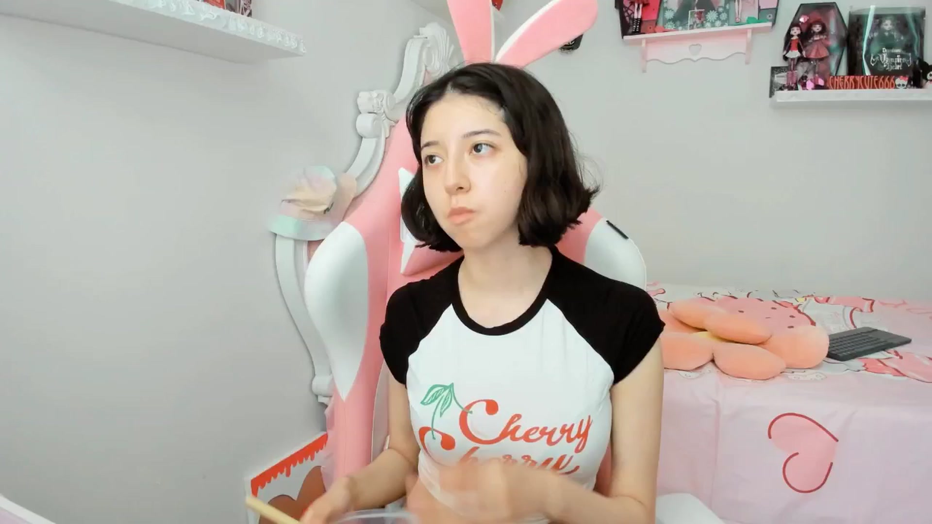 Gallery image thumbnail from Cherrycute666's myfreecams stream on, 06/12/2025, 22:05 image 6 of 20