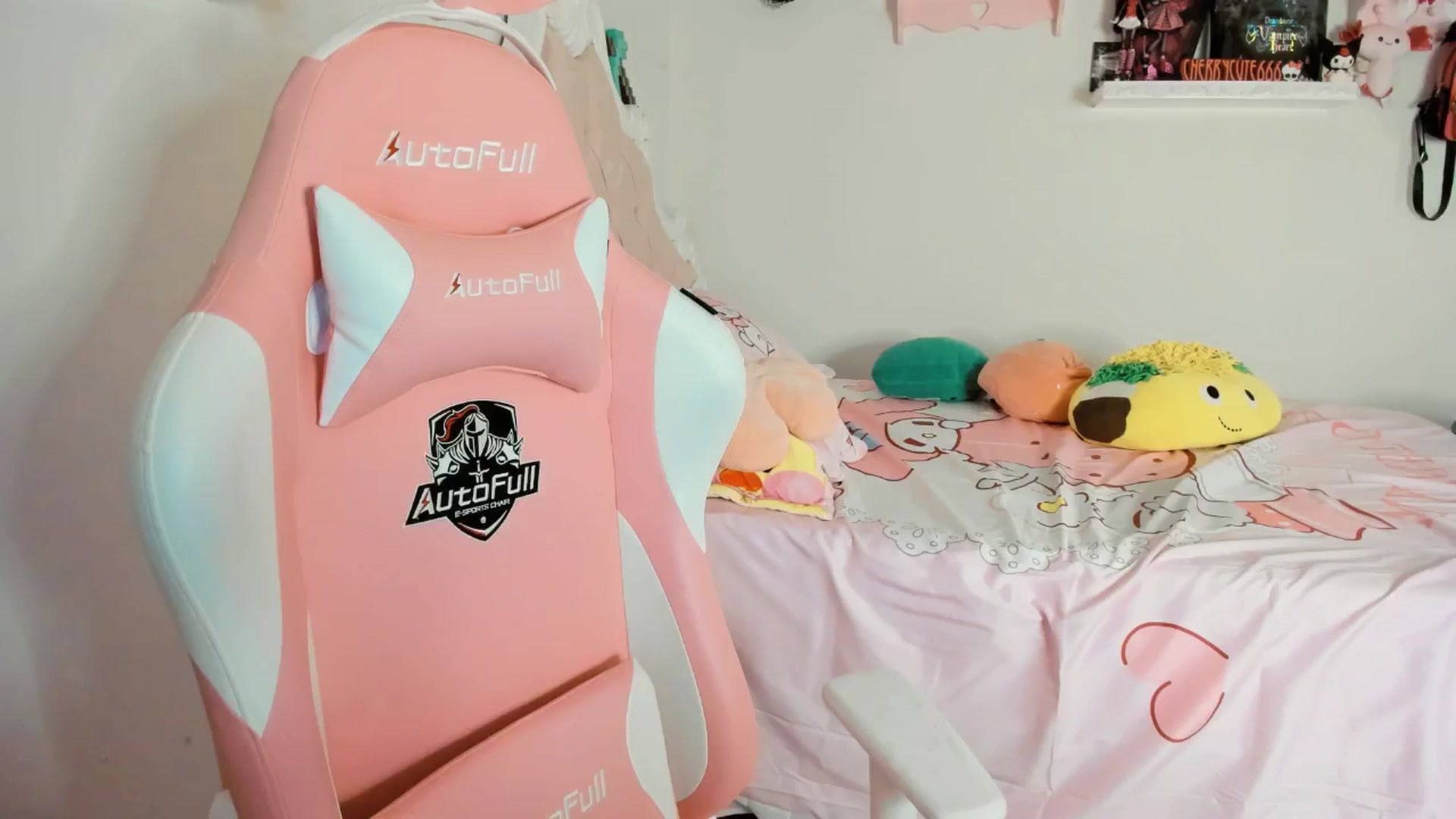 Gallery image thumbnail from Cherrycute666's myfreecams stream on, 06/13/2025, 06:50 image 17 of 20