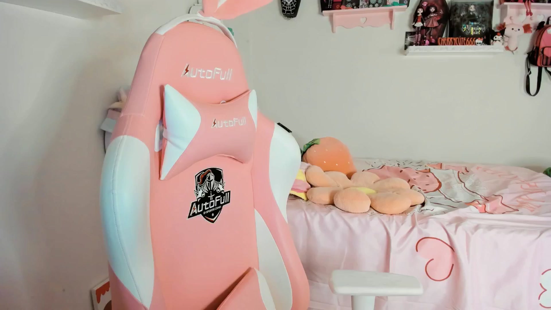Gallery image thumbnail from Cherrycute666's myfreecams stream on, 06/13/2025, 06:50 image 12 of 20
