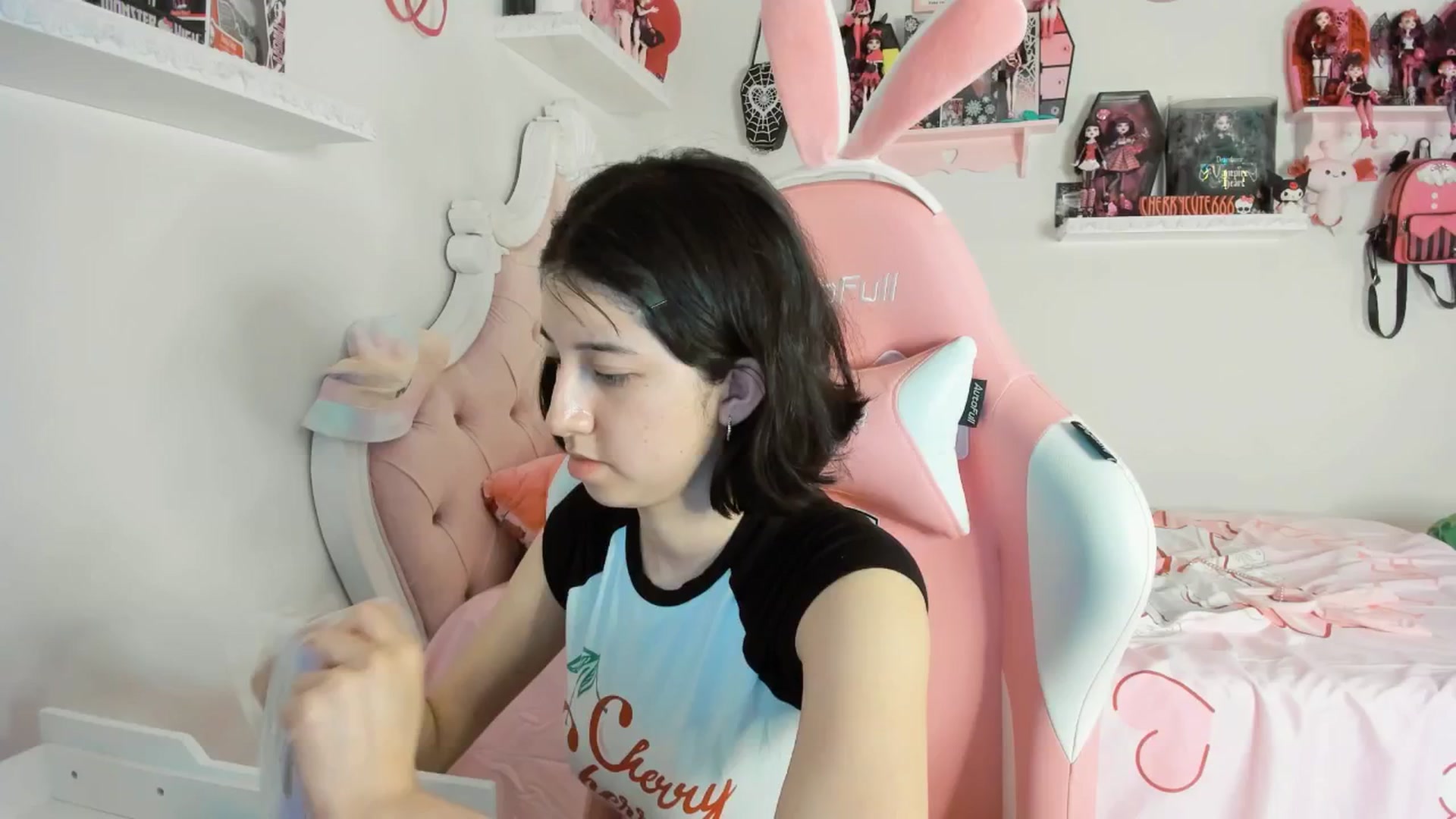 Gallery image thumbnail from Cherrycute666's myfreecams stream on, 06/13/2025, 06:50 image 3 of 20