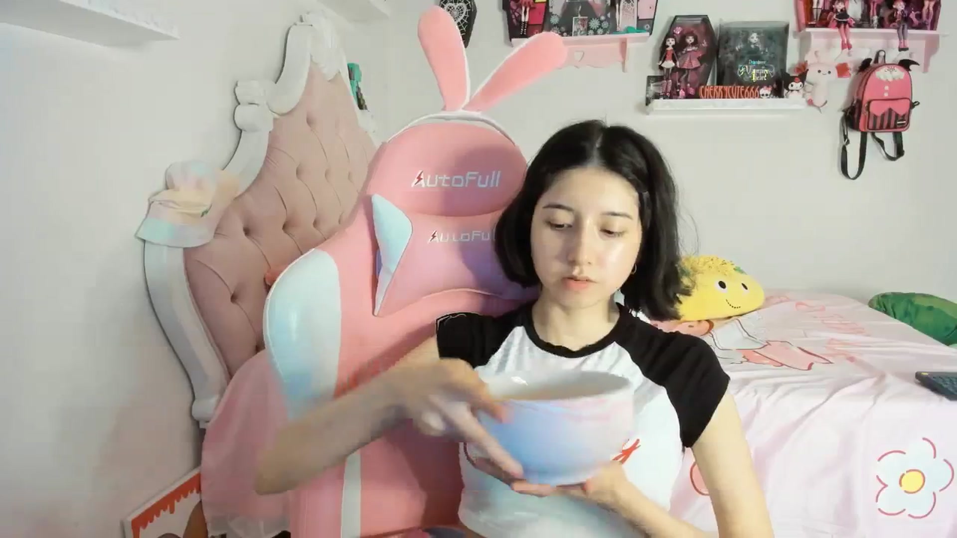 Gallery image thumbnail from Cherrycute666's myfreecams stream on, 06/13/2025, 06:50 image 19 of 20