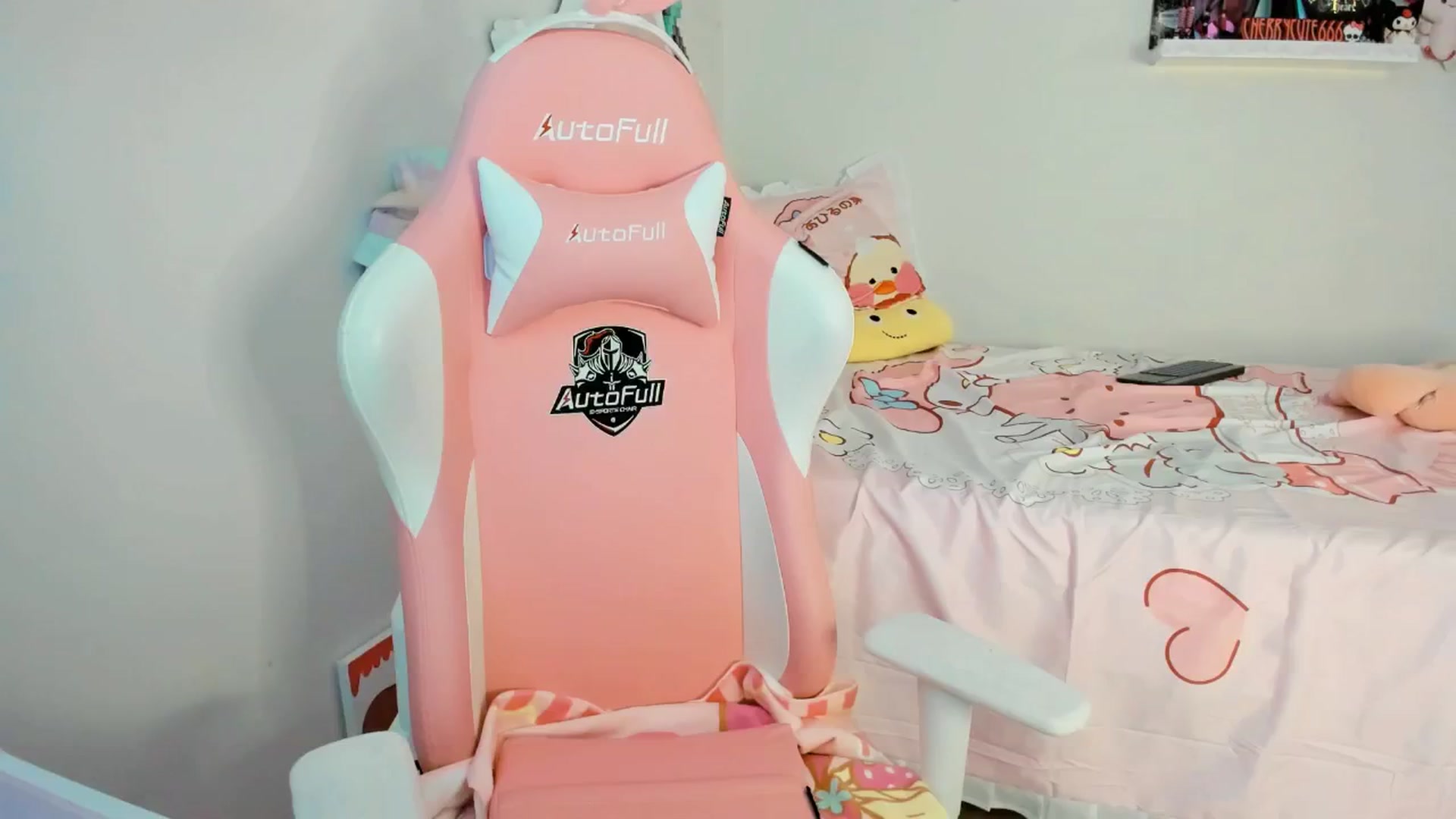 Gallery image thumbnail from Cherrycute666's myfreecams stream on, 06/14/2025, 24:09 image 6 of 20