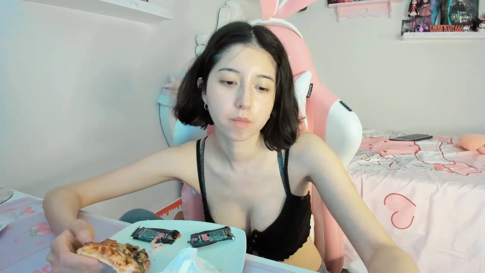 Gallery image thumbnail from Cherrycute666's myfreecams stream on, 06/14/2025, 24:09 image 18 of 20