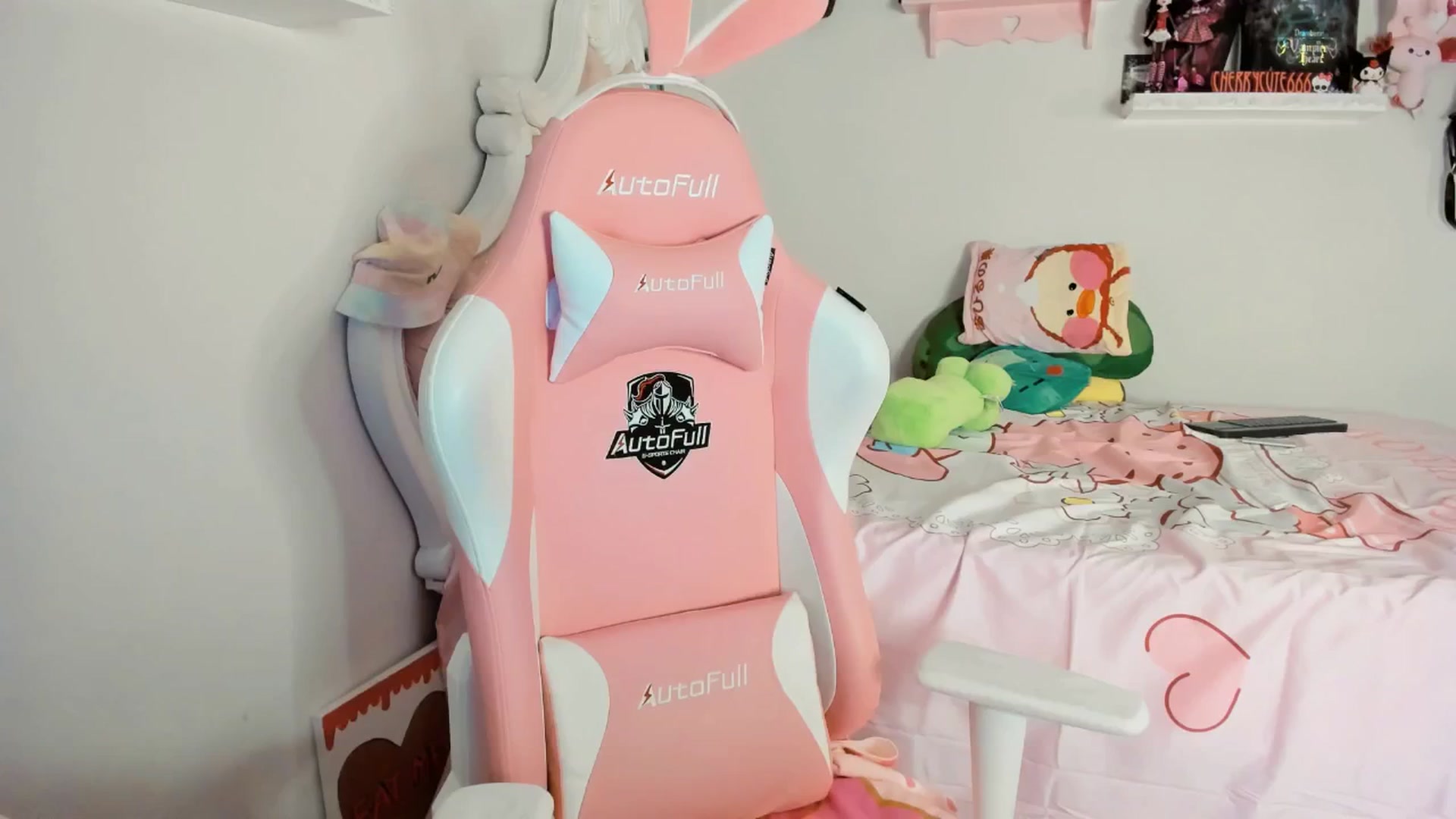 Gallery image thumbnail from Cherrycute666's myfreecams stream on, 06/14/2025, 06:27 image 7 of 20