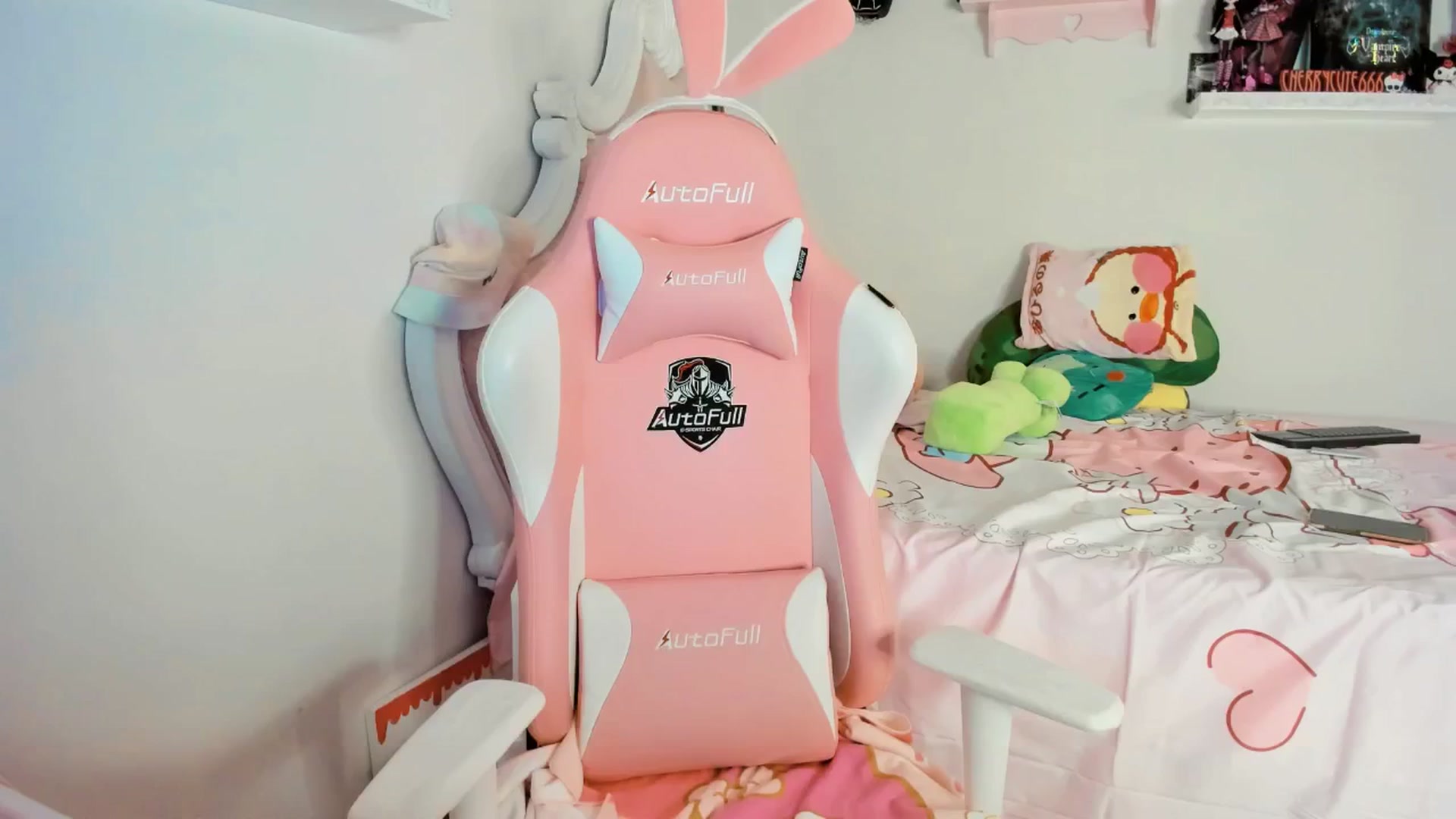 Gallery image thumbnail from Cherrycute666's myfreecams stream on, 06/14/2025, 06:27 image 1 of 20