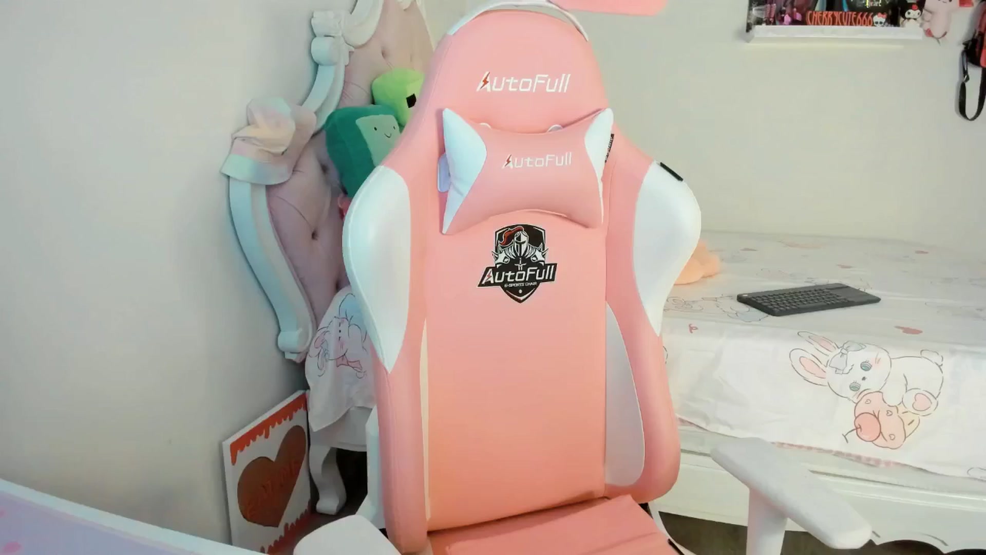 Gallery image thumbnail from Cherrycute666's myfreecams stream on, 06/18/2025, 01:15 image 10 of 20