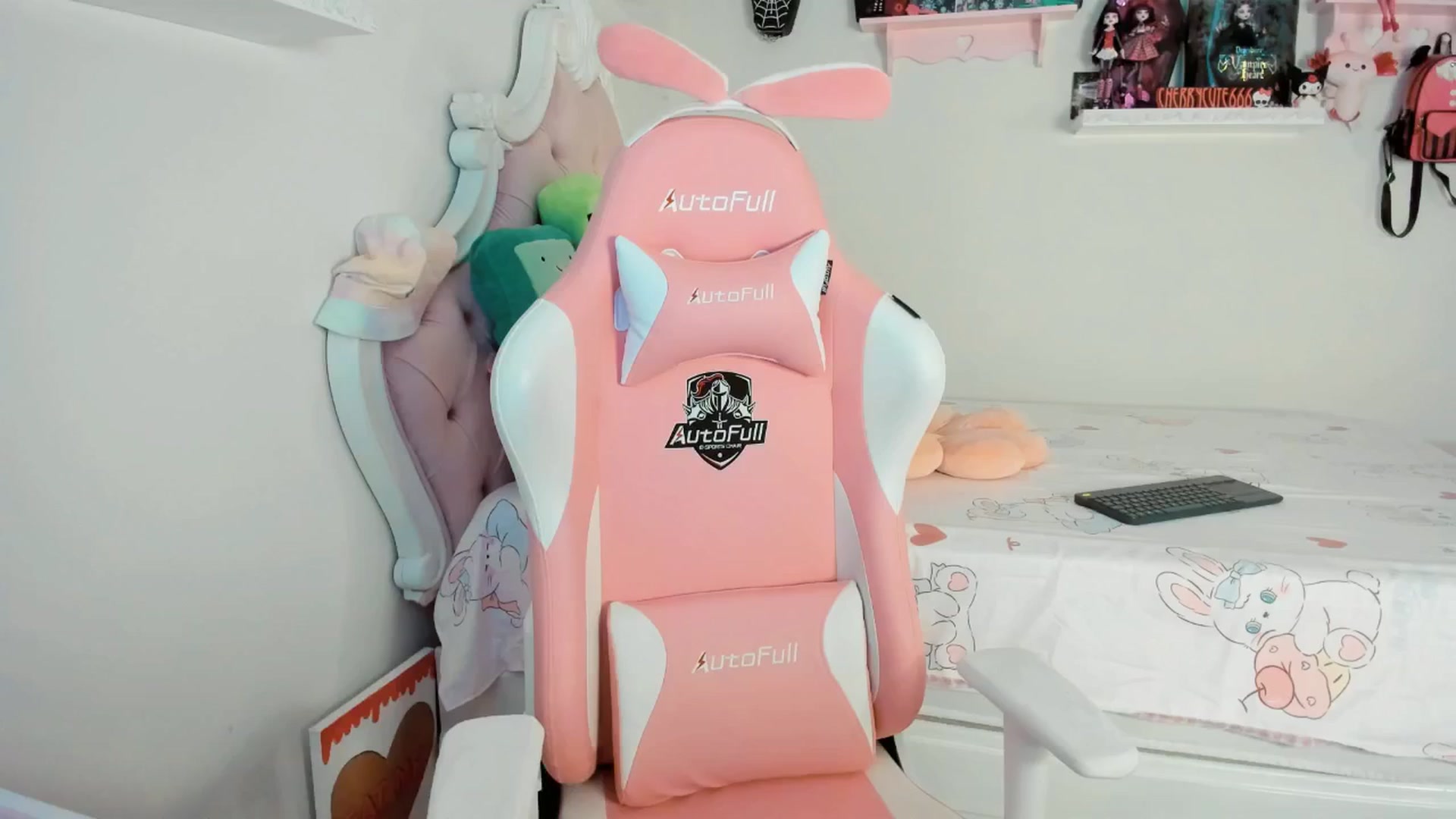 Gallery image thumbnail from Cherrycute666's myfreecams stream on, 06/18/2025, 01:15 image 5 of 20