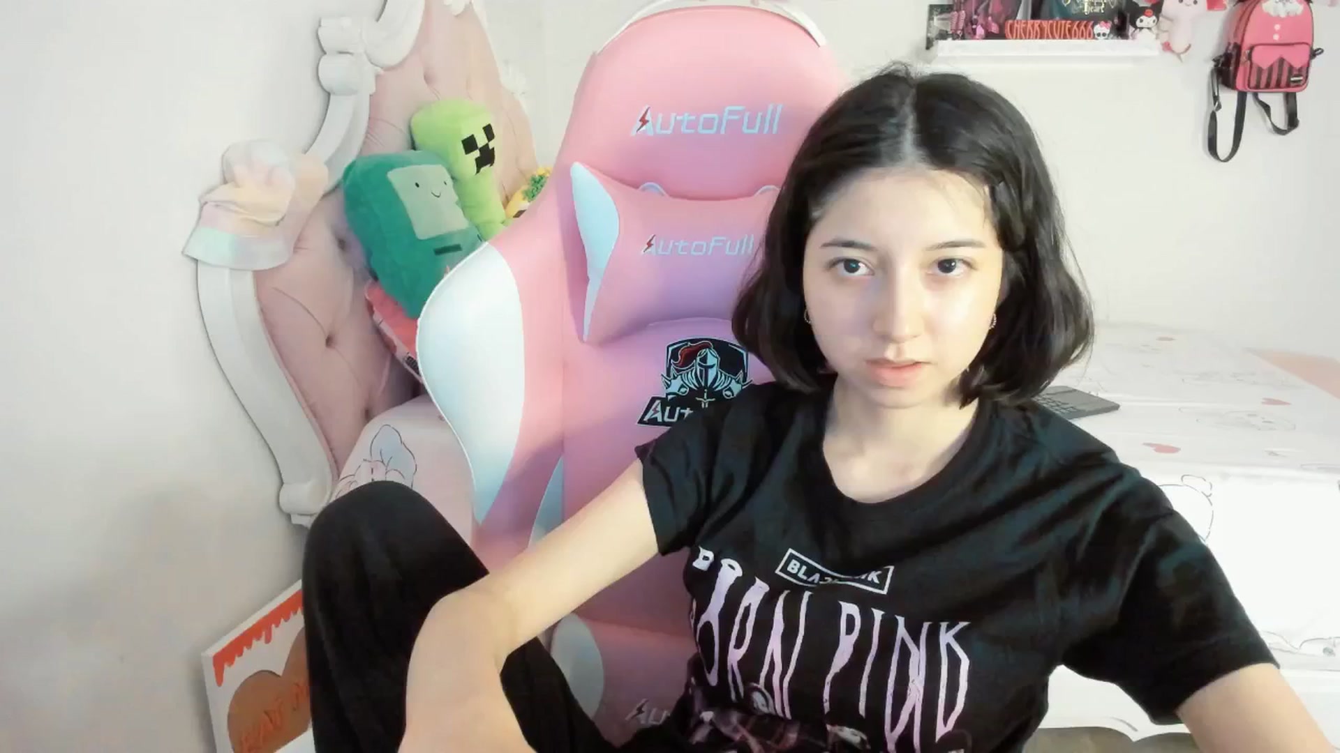 Gallery image thumbnail from Cherrycute666's myfreecams stream on, 06/18/2025, 01:15 image 17 of 20