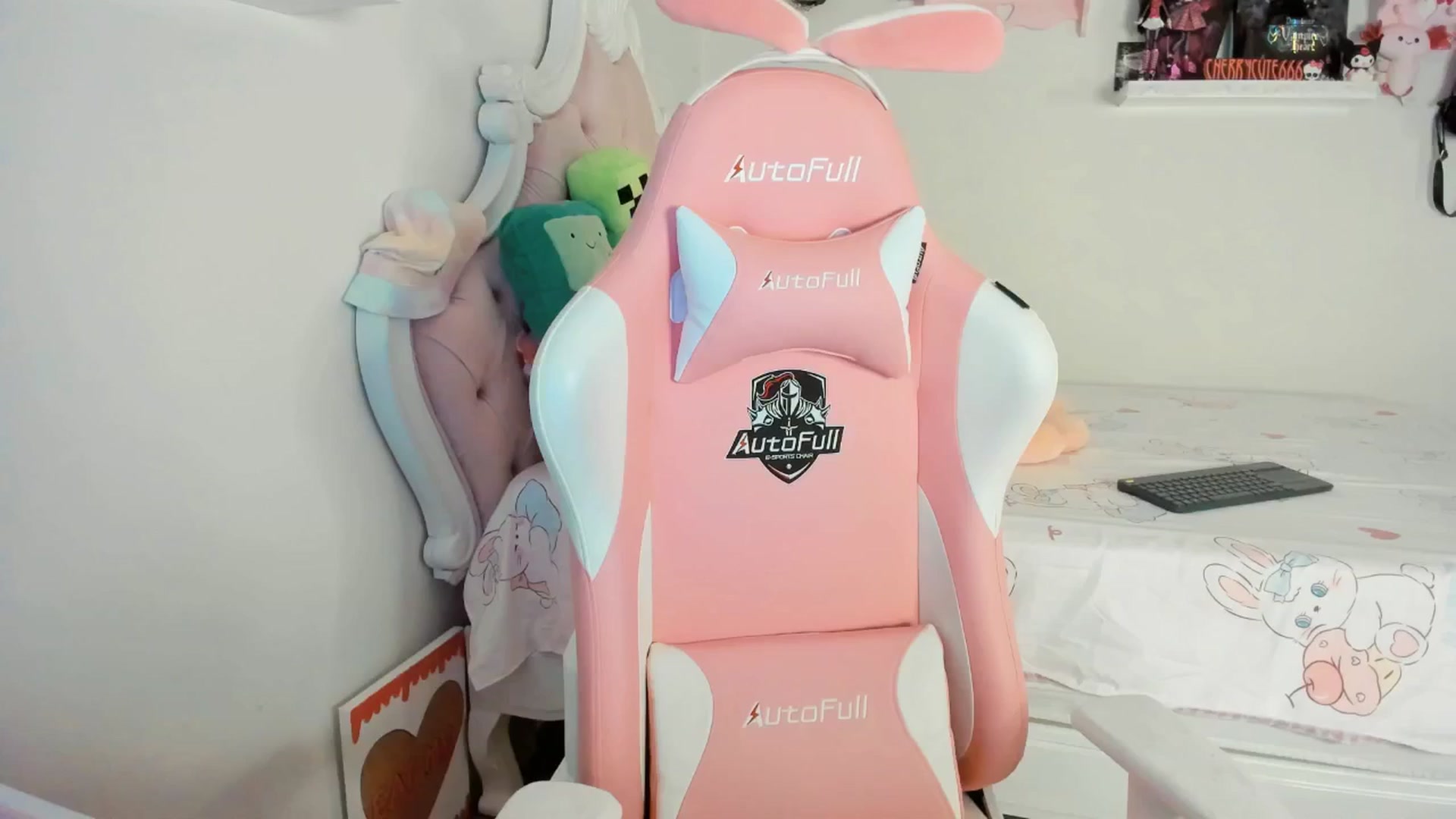 Gallery image thumbnail from Cherrycute666's myfreecams stream on, 06/18/2025, 03:10 image 1 of 20