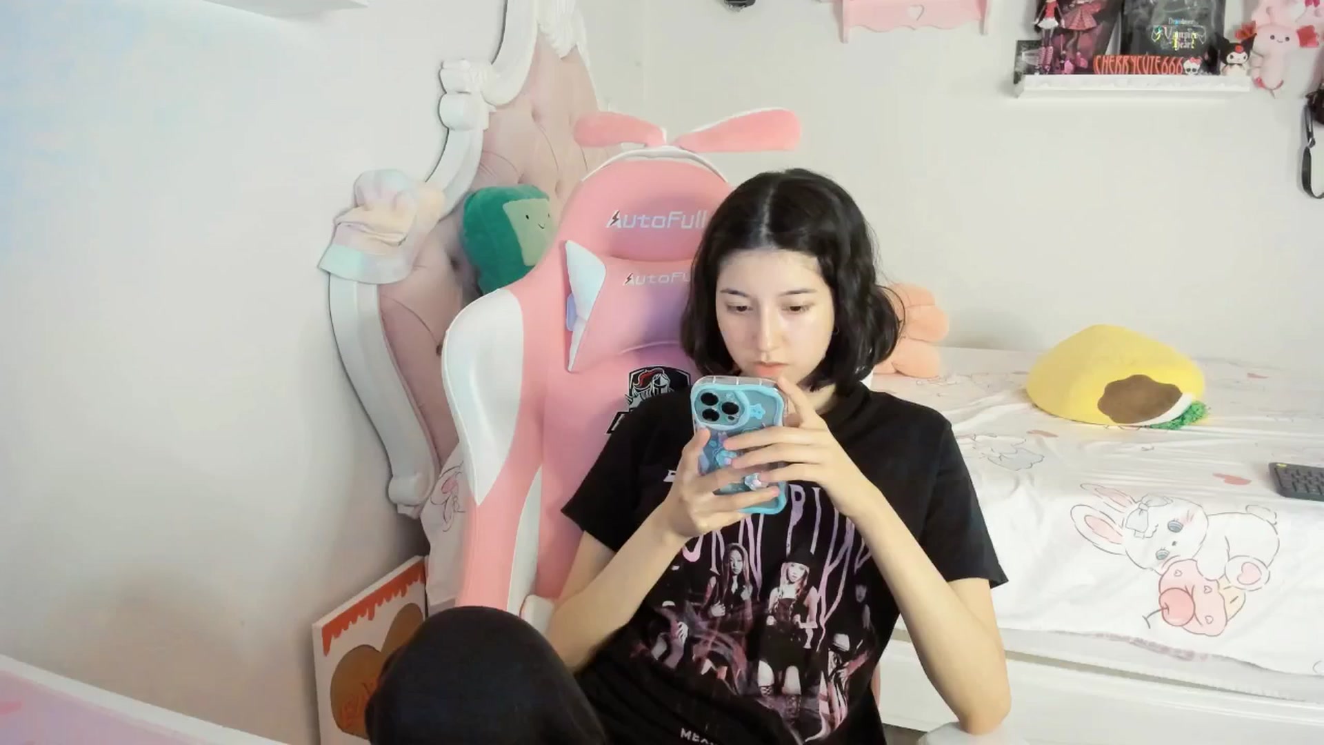 Gallery image thumbnail from Cherrycute666's myfreecams stream on, 06/18/2025, 05:44 image 16 of 20