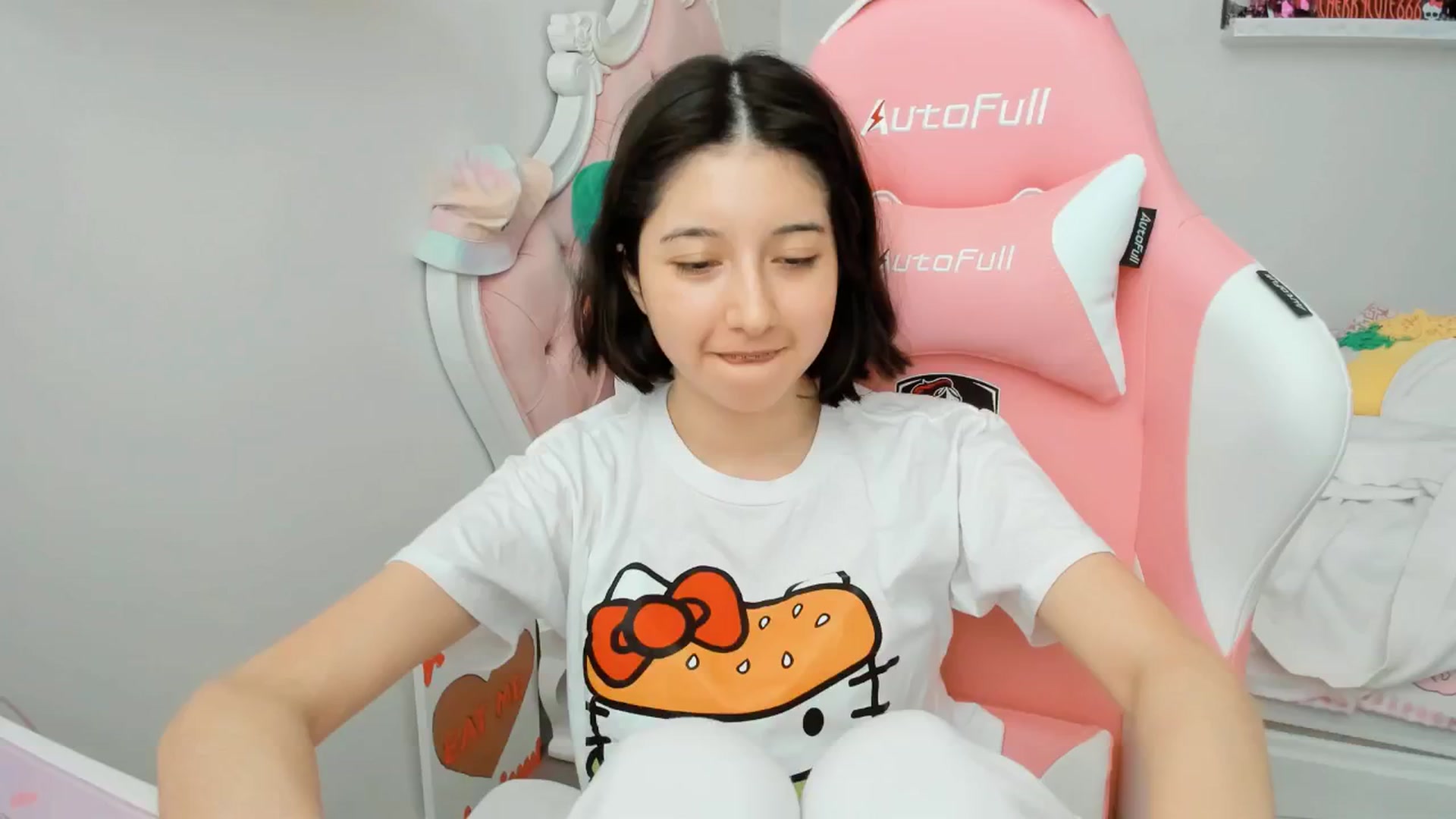 Gallery image thumbnail from Cherrycute666's myfreecams stream on, 06/18/2025, 21:14 image 14 of 20