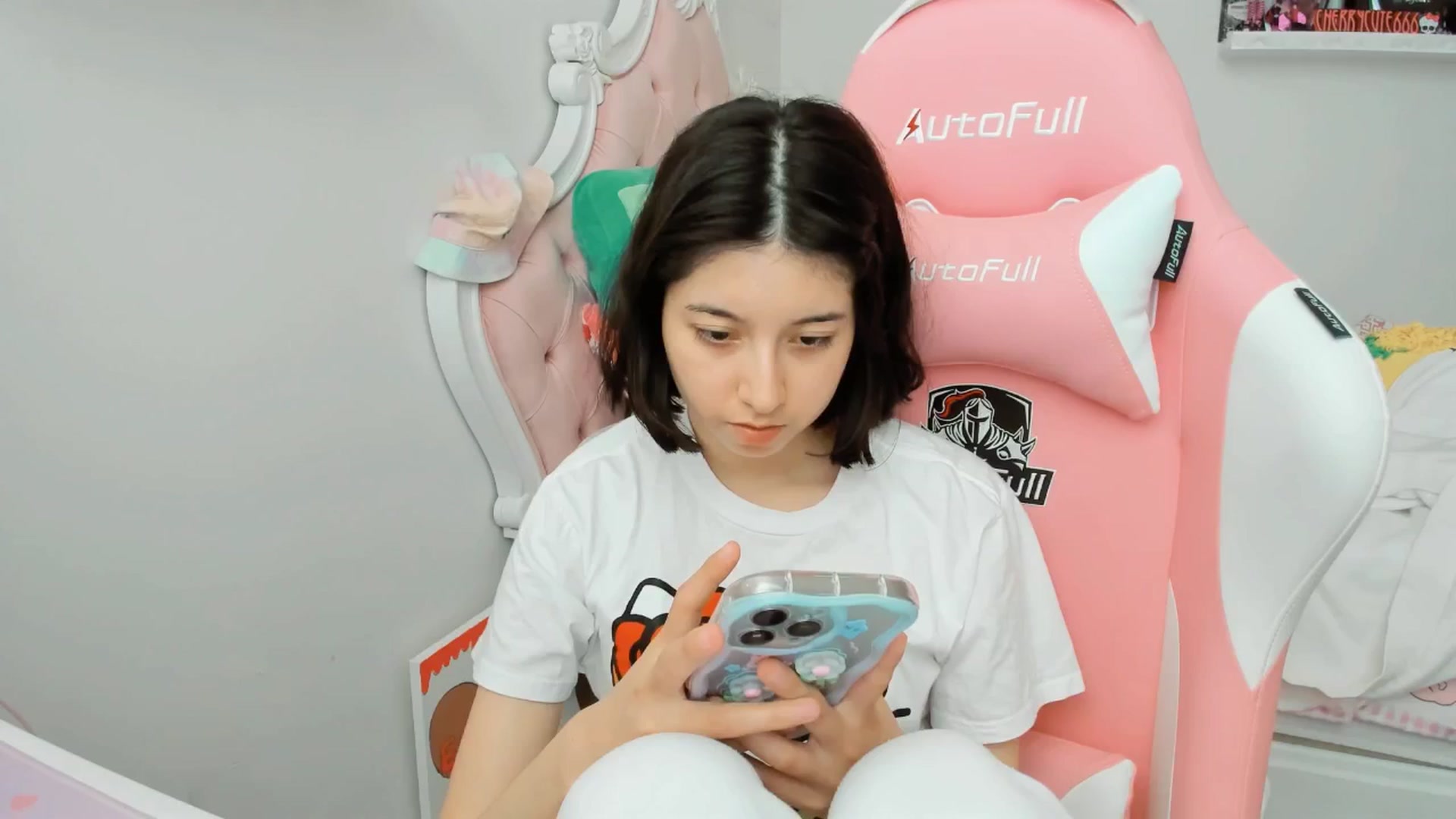 Gallery image thumbnail from Cherrycute666's myfreecams stream on, 06/18/2025, 21:14 image 17 of 20