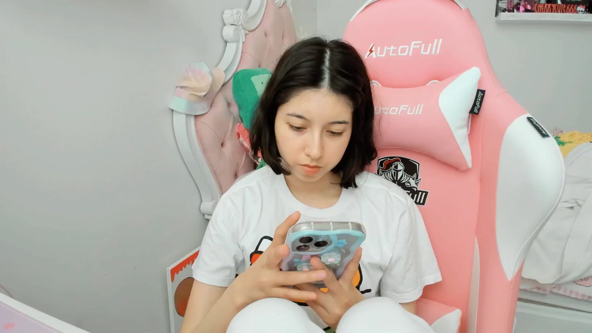 Gallery image thumbnail from Cherrycute666's myfreecams stream on, 06/18/2025, 21:14 image 18 of 20